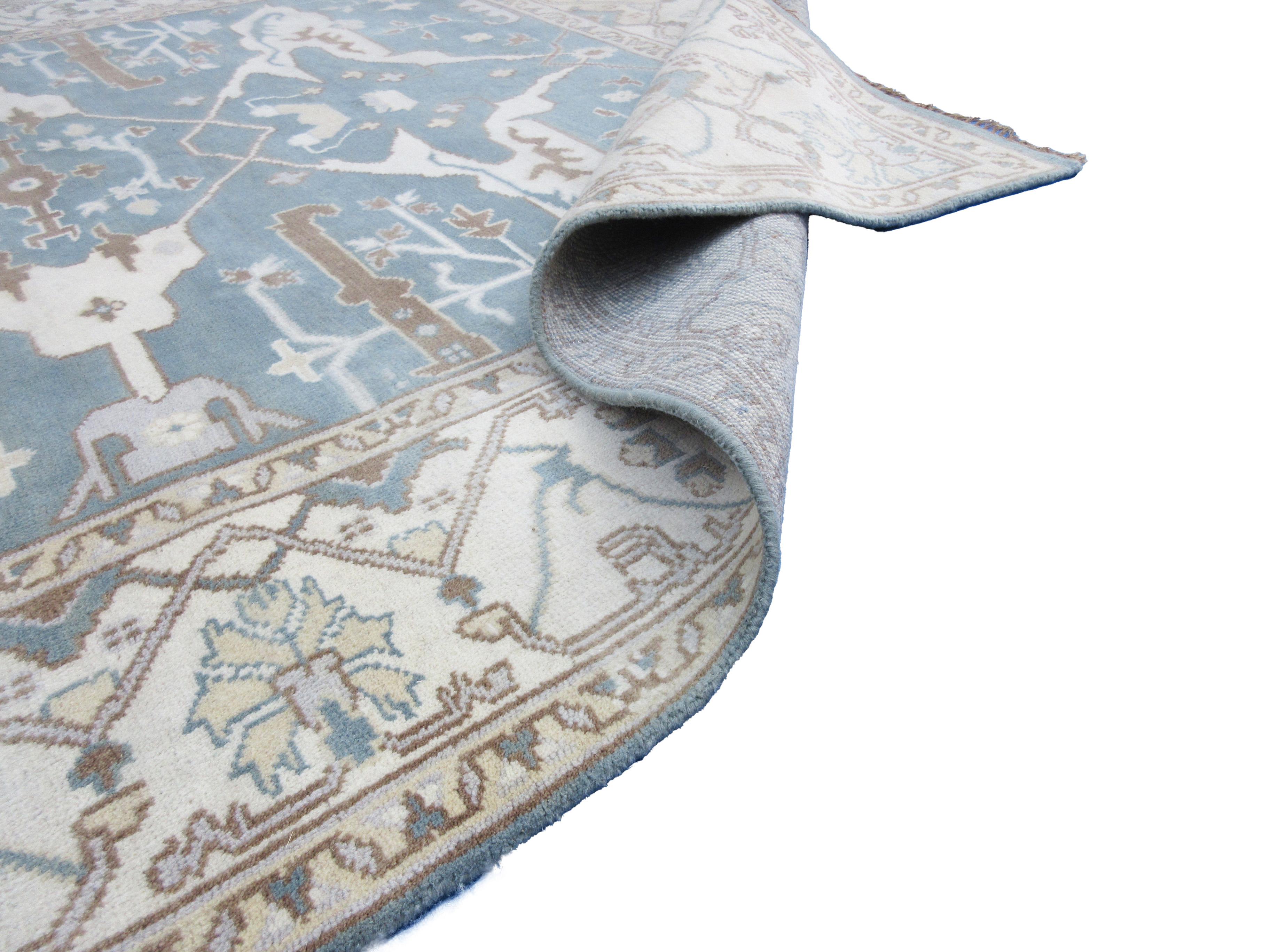 Hellblauer Oushak im Angebot 1