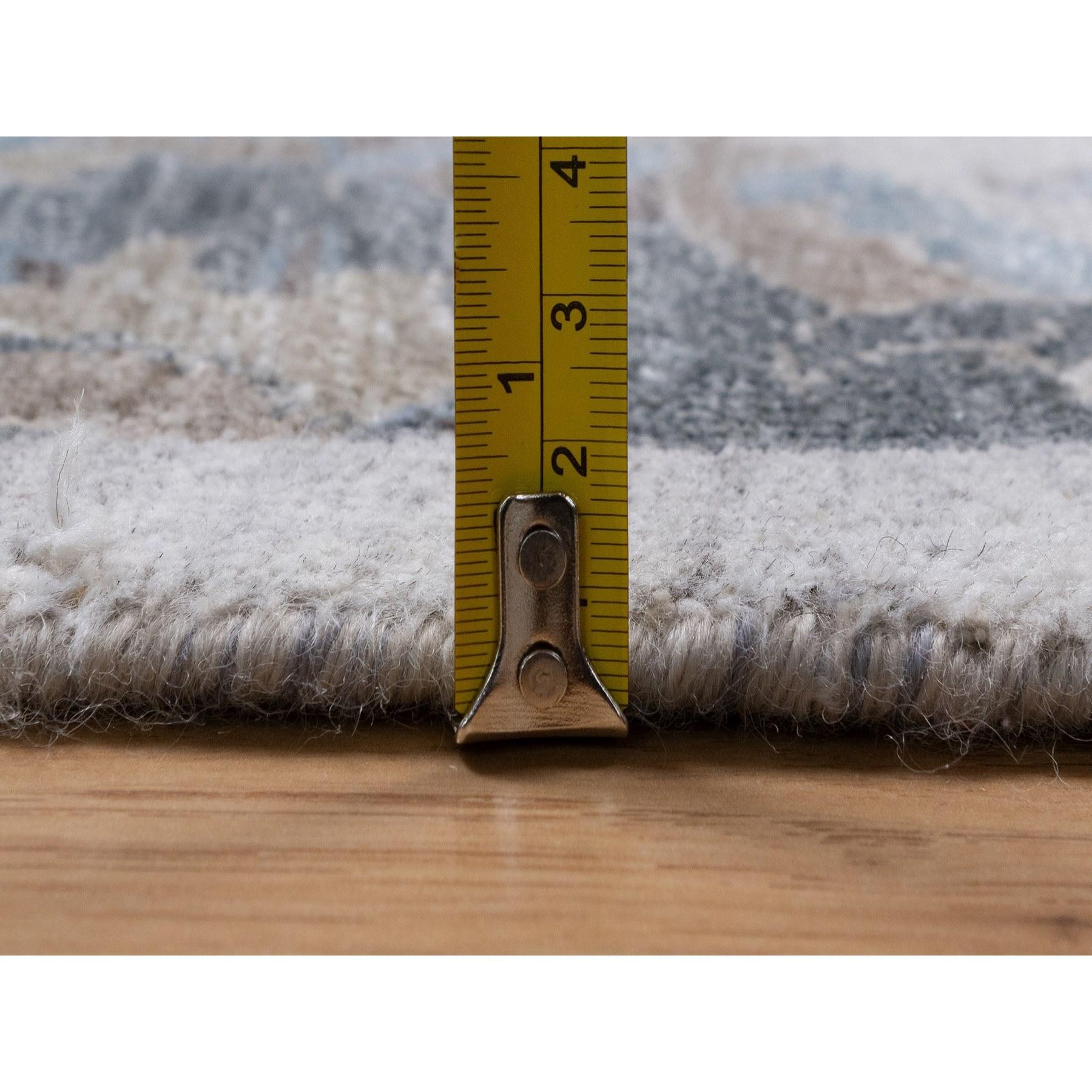 8'x10' Light Gray Sickle Leaf Design Silk with Textured Wool Hand Knotted Rug en vente 3