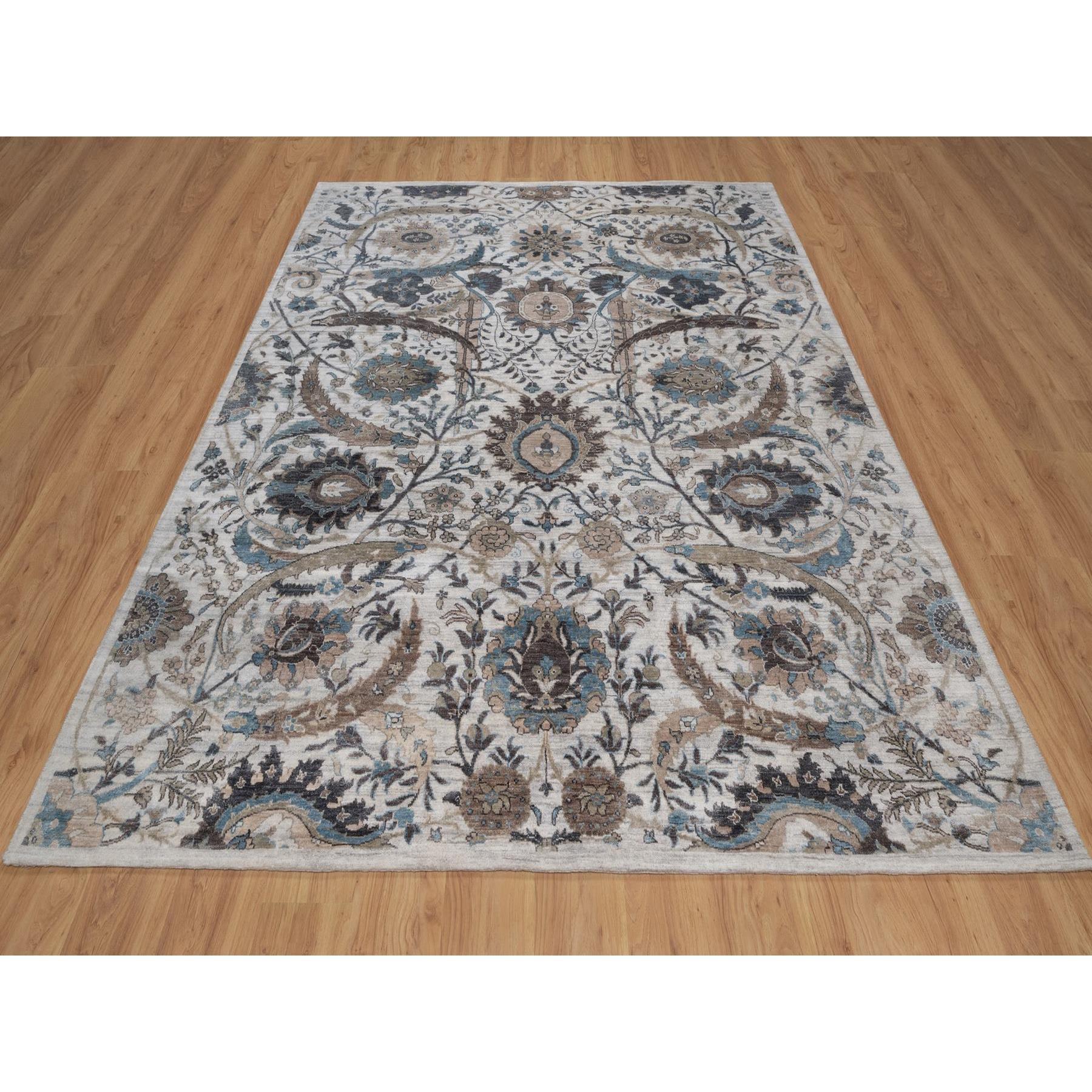 Grigio chiaro, design a foglie di falce, seta con lana strutturata, soffice e lussureggiante, annodato a mano, senza bordi, tappeto orientale<br /><br />Materiali primari: Lana e setaLattice: NoAltezza del pelo: 0,25 polliciStile: Colore primario: