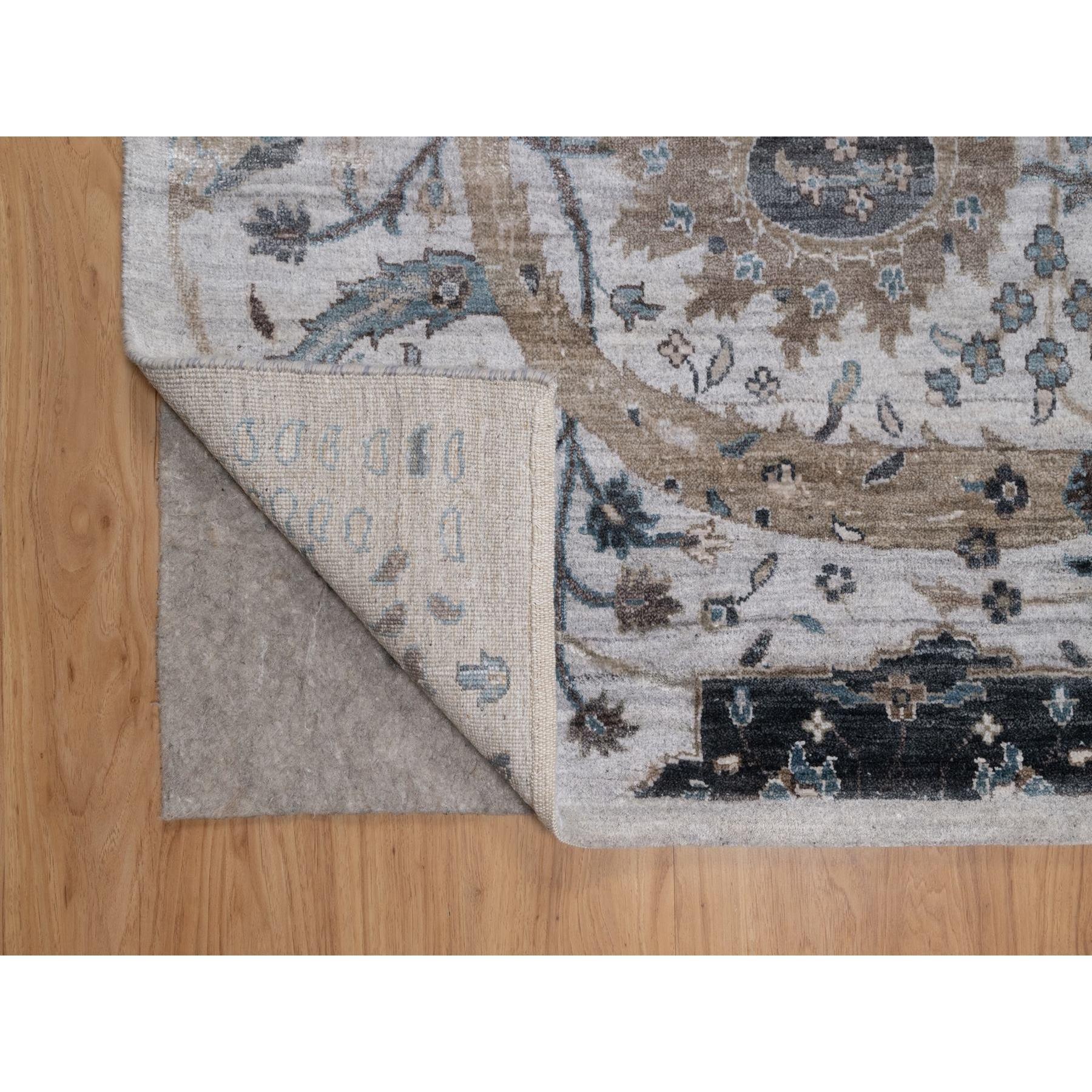 Noué à la main 8'x10' Light Gray Sickle Leaf Design Silk with Textured Wool Hand Knotted Rug en vente