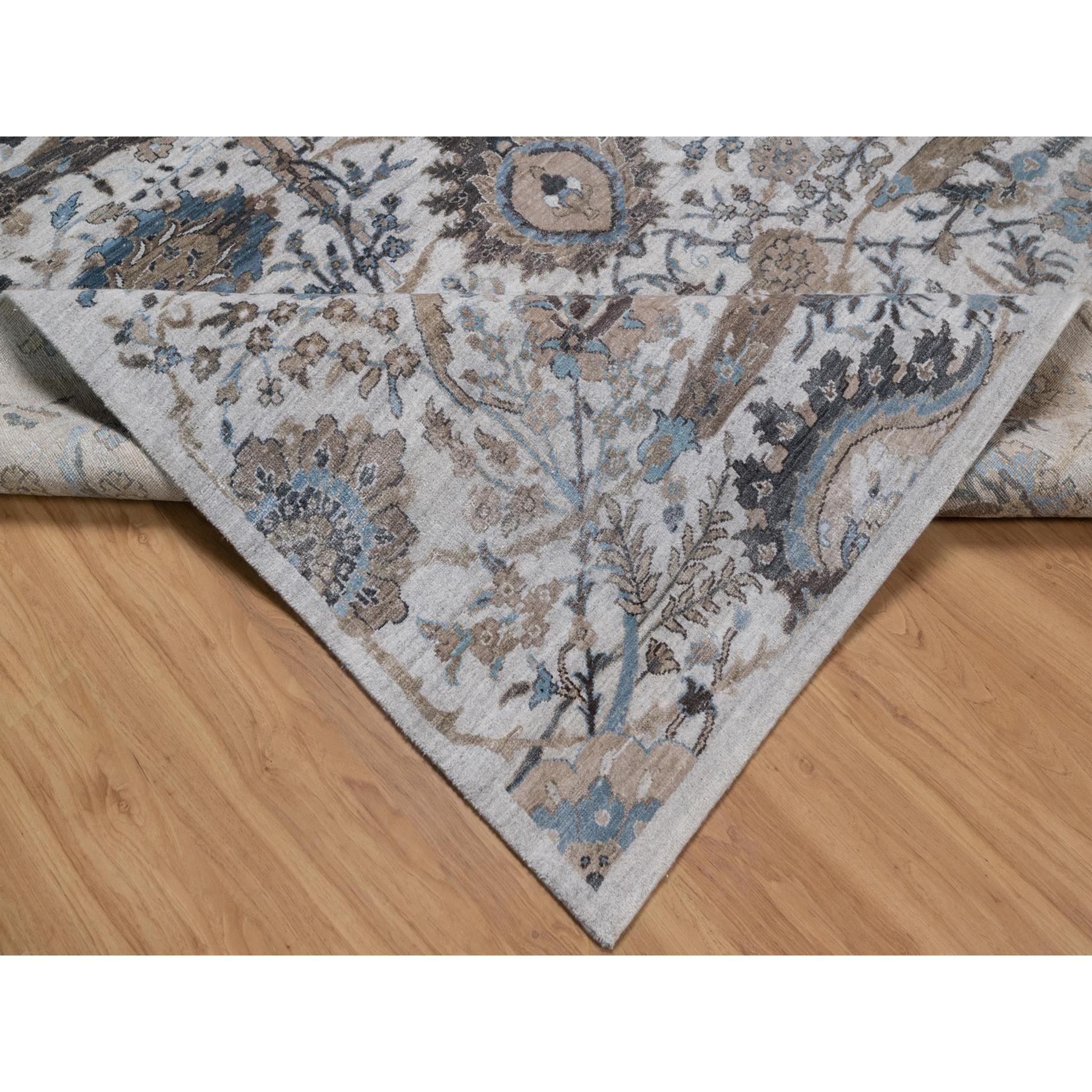 XXIe siècle et contemporain 8'x10' Light Gray Sickle Leaf Design Silk with Textured Wool Hand Knotted Rug en vente
