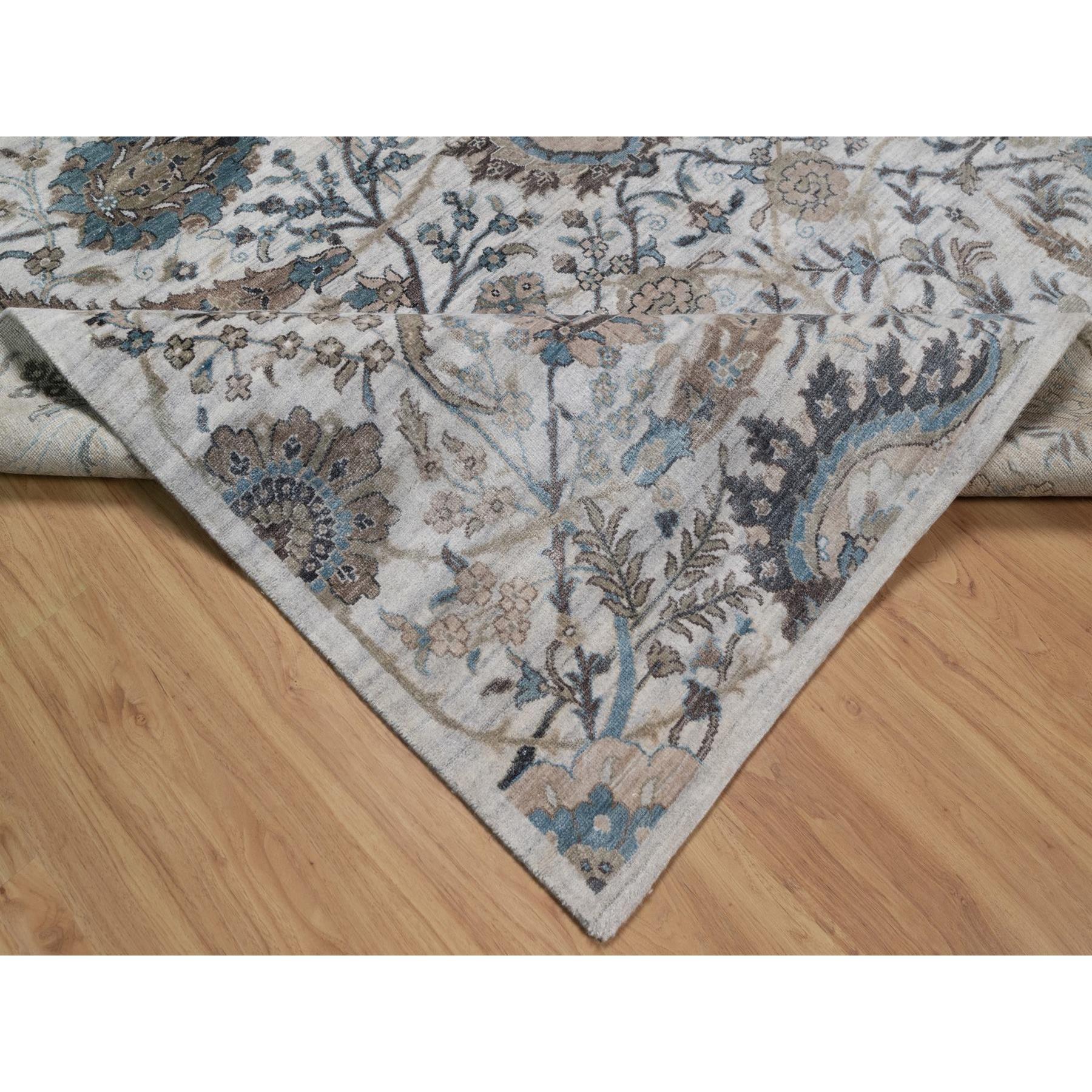 XXI secolo e contemporaneo 8'x10' Light Gray Sickle Leaf Design Silk with Textured Wool Hand Knotted Rugs (Tappeto di lana annodato a mano) in vendita