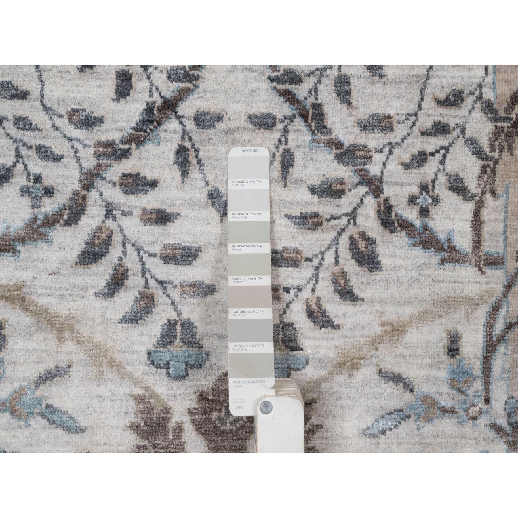 Lana 8'x10' Light Gray Sickle Leaf Design Silk with Textured Wool Hand Knotted Rugs (Tappeto di lana annodato a mano) in vendita