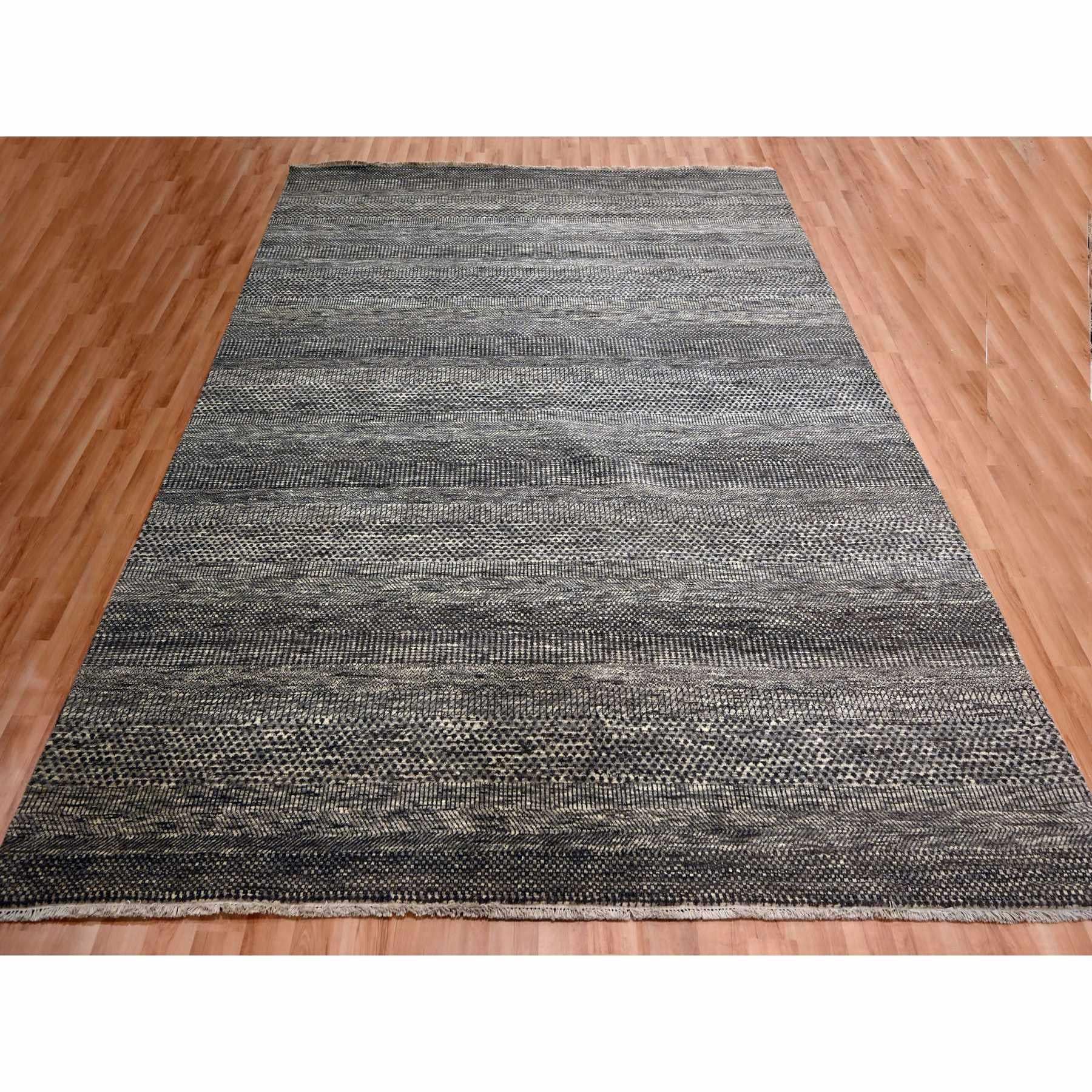 Mokkabraun, Modernes Gras Design, Handgeknüpft, Randlos, Ungefärbte natürliche Wolle, Üppig und Plüsch, Ton in Ton, Orientteppich
Primäre MATERIALIEN: Wolle
Latex: Kein Flor 
Höhe: 0,25 Zoll
Stil: AM Contemporary
Grundfarbe: Braun
Sekundärfarben: