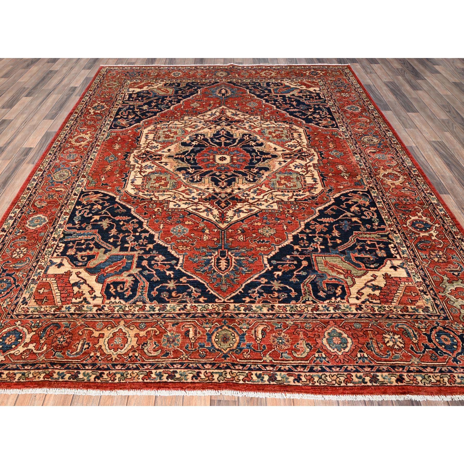 Rouge cramoisi, Serapi Heriz avec un grand design de médaillon, Aryana Collection, Vegetable Dyes, Soft Pile, Hand Knotted, High Mountain Wool, Densely Woven, Tapis d'Orient
Matières premières : Laine
Latex : Pas de poils 
hauteur : 0,25