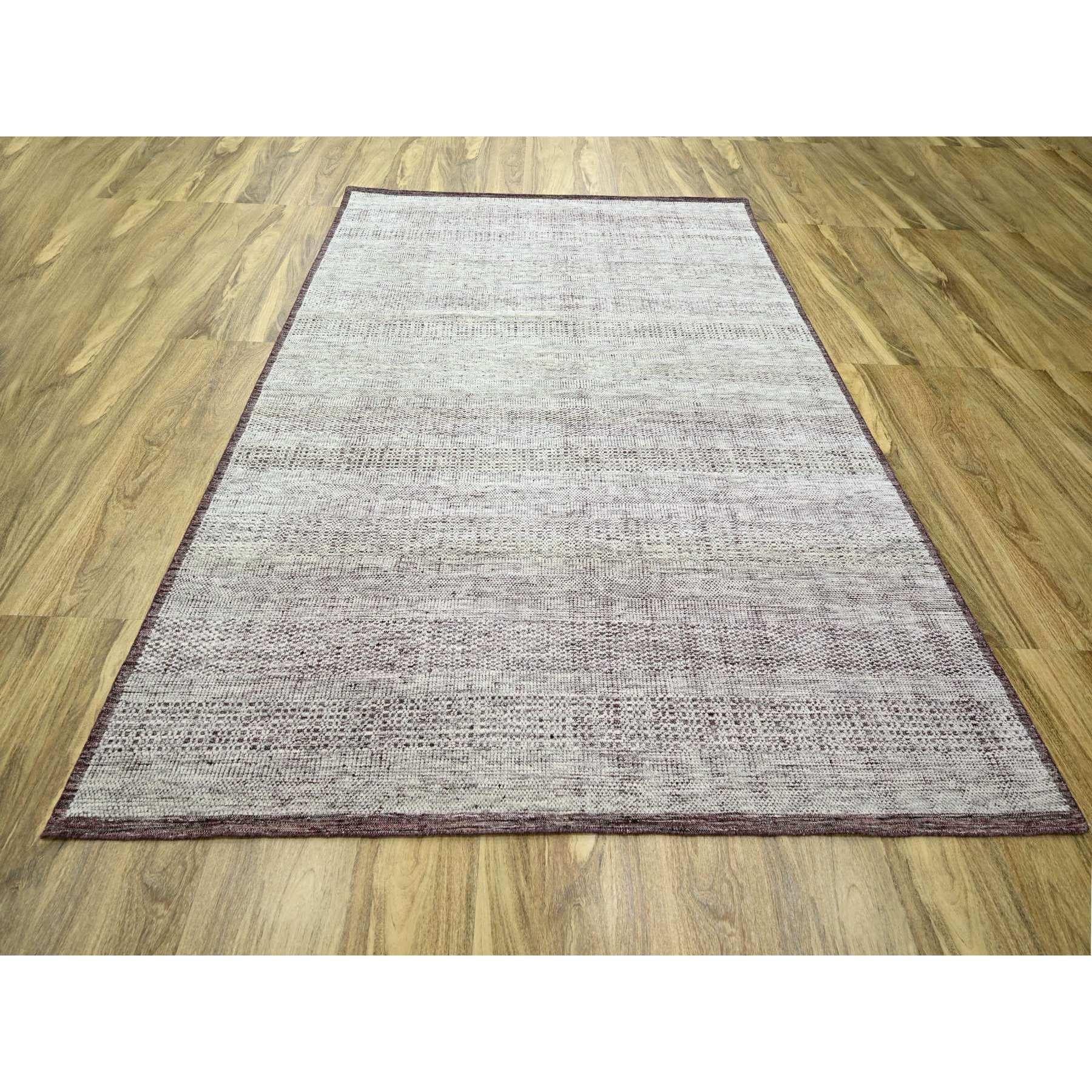 Rouge grenat et blanc marguerite, motifs d'herbes oxydés et vieillis avec chaînes apparentes, 100% laine, noué à la main, tapis d'Orient
Matières premières : Laine
Latex : Pas de poils 
hauteur : 0,25 pouces
Style : Contemporain
Couleur primaire :