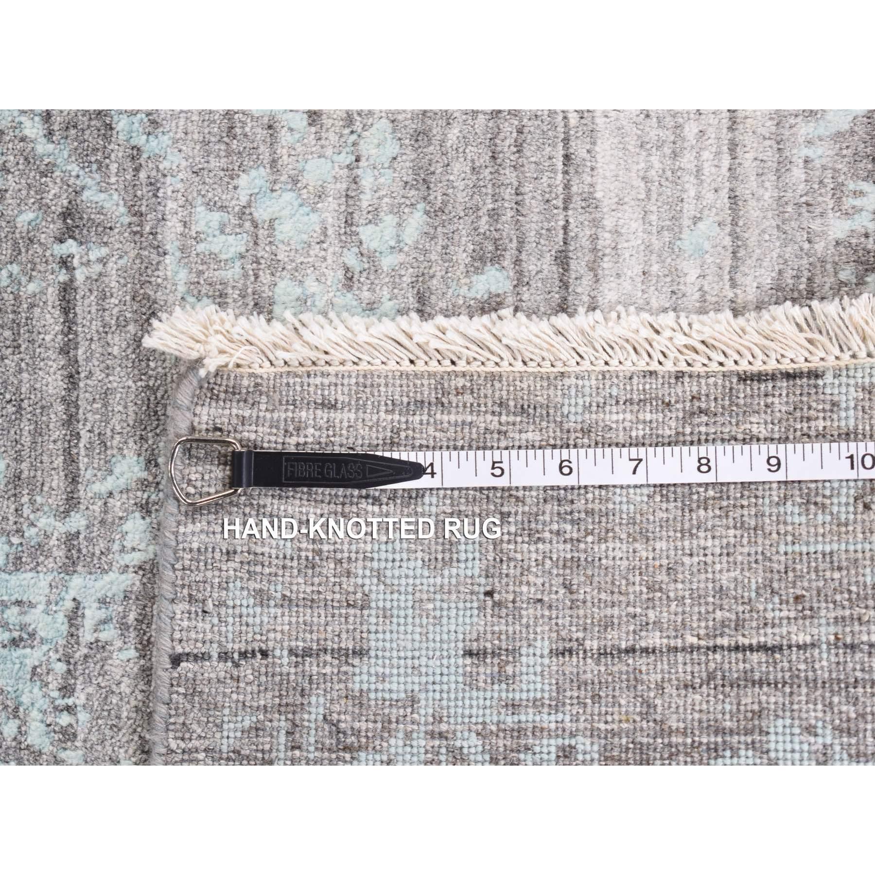 8'x10' Sea Foam Green Wool and Silk Hand Knotted Broken Persian Design Rugs (Tappeto di lana e seta annodato a mano) in vendita 4