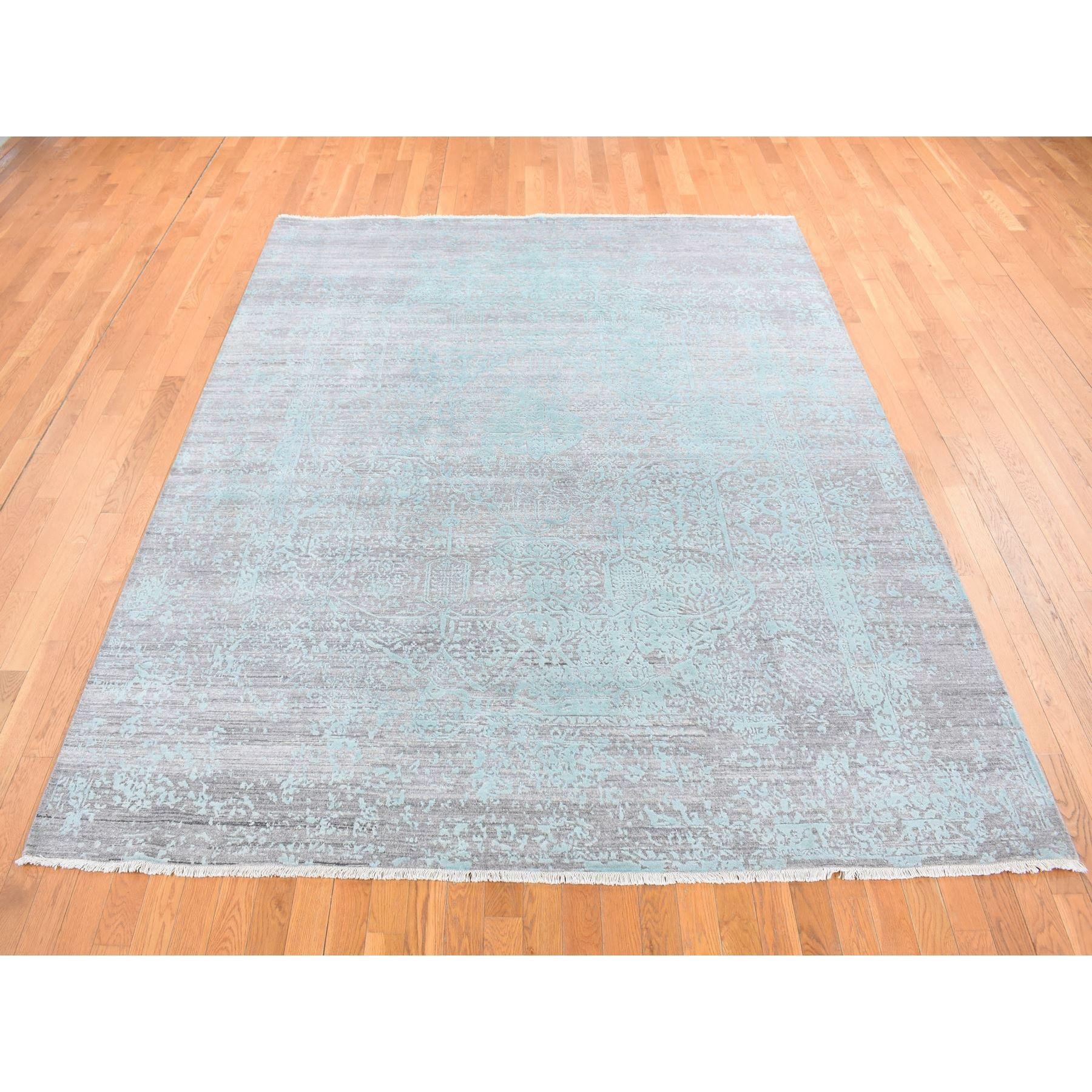 Medievale 8'x10' Sea Foam Green Wool and Silk Hand Knotted Broken Persian Design Rugs (Tappeto di lana e seta annodato a mano) in vendita