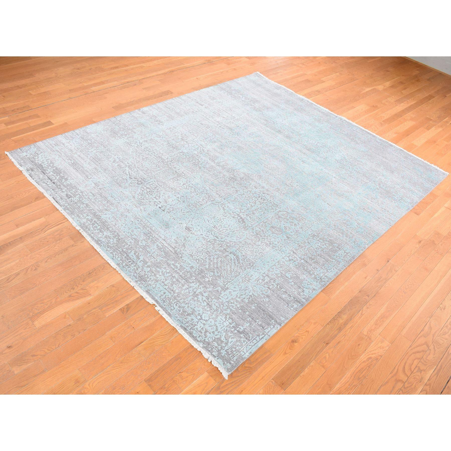 Indiano 8'x10' Sea Foam Green Wool and Silk Hand Knotted Broken Persian Design Rugs (Tappeto di lana e seta annodato a mano) in vendita