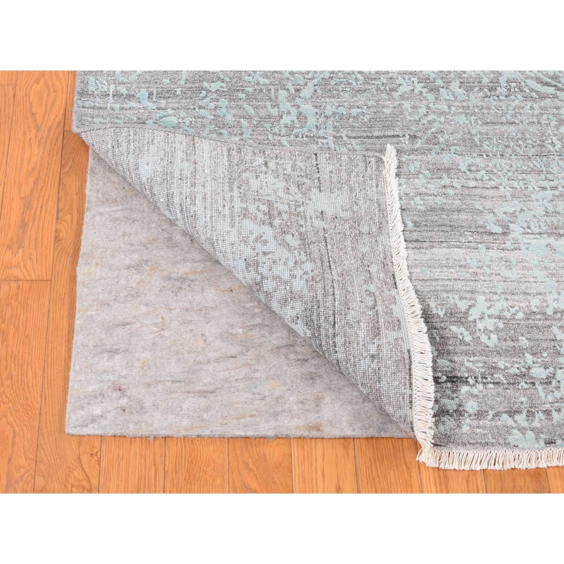 Annodato a mano 8'x10' Sea Foam Green Wool and Silk Hand Knotted Broken Persian Design Rugs (Tappeto di lana e seta annodato a mano) in vendita
