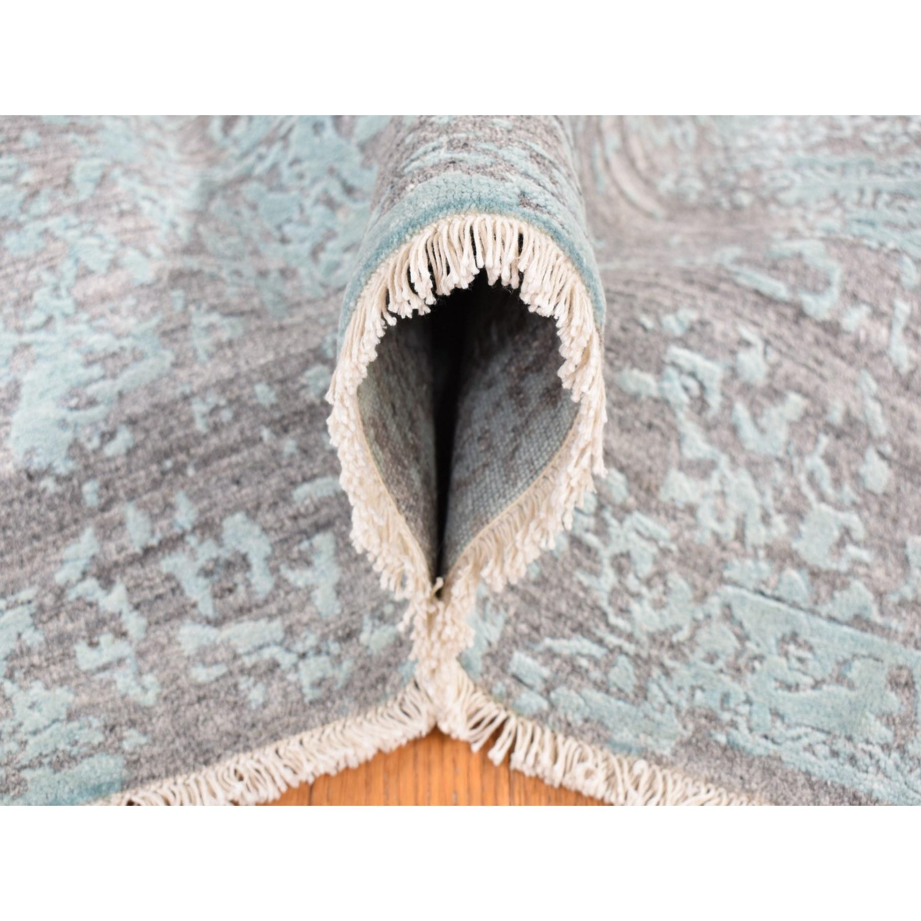 XXI secolo e contemporaneo 8'x10' Sea Foam Green Wool and Silk Hand Knotted Broken Persian Design Rugs (Tappeto di lana e seta annodato a mano) in vendita