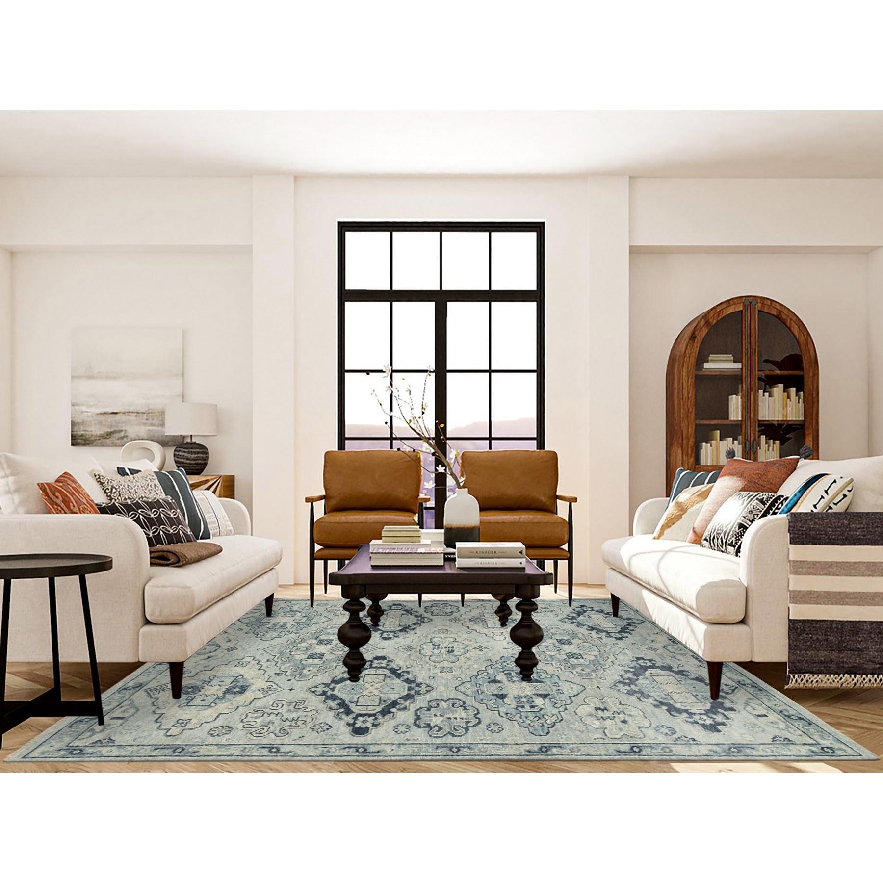 Il s'agit d'un véritable tapis d'Orient gris argenté, noué à la main, au design anatolien, à la collection souple, épais et pelucheux, en pure laine. Il a été noué pendant des mois et des mois selon des techniques de tissage séculaires par des