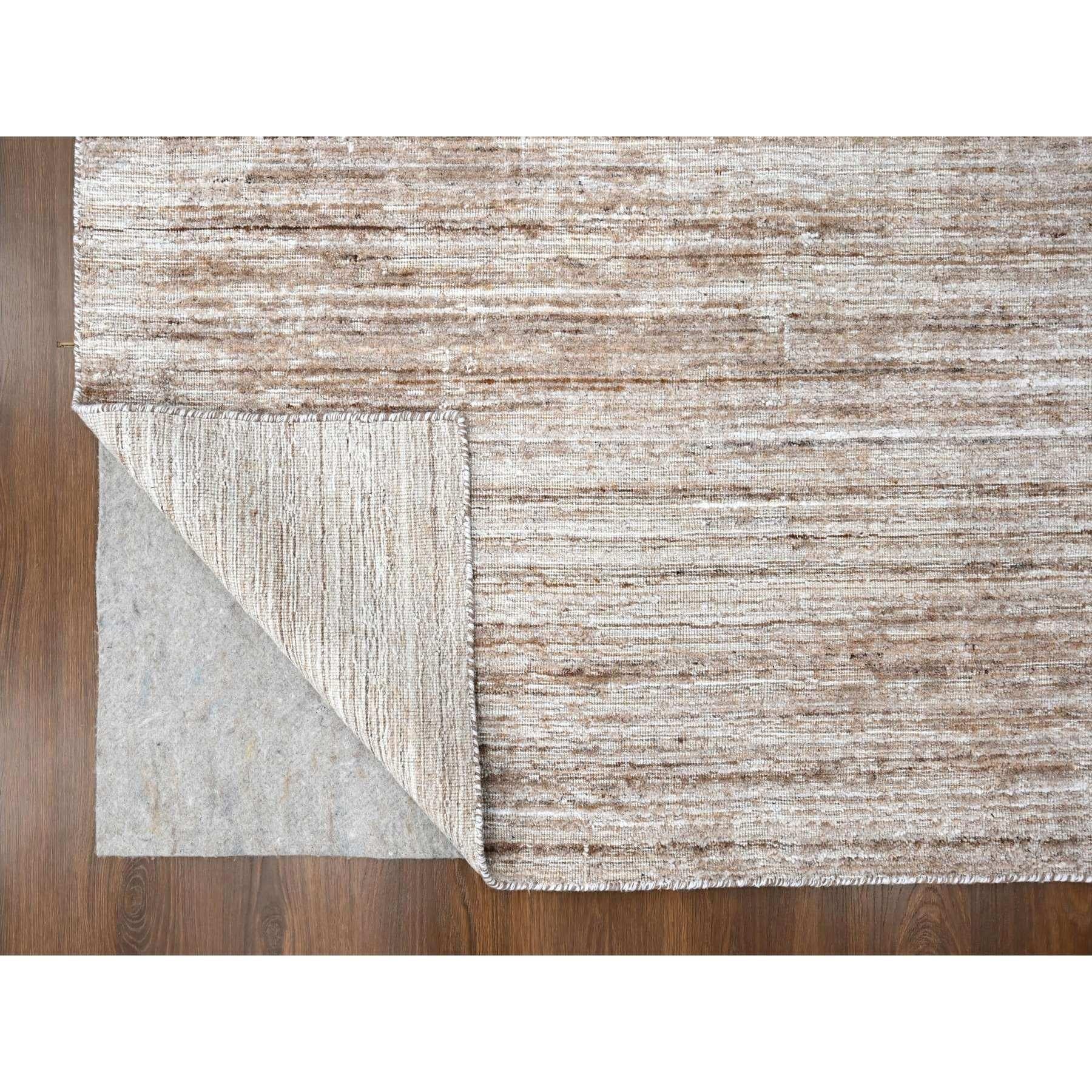 Indiano 8'x10' Umber Brown Hand Loomed Wool and Plant Based Silk Modern Design Rug in vendita