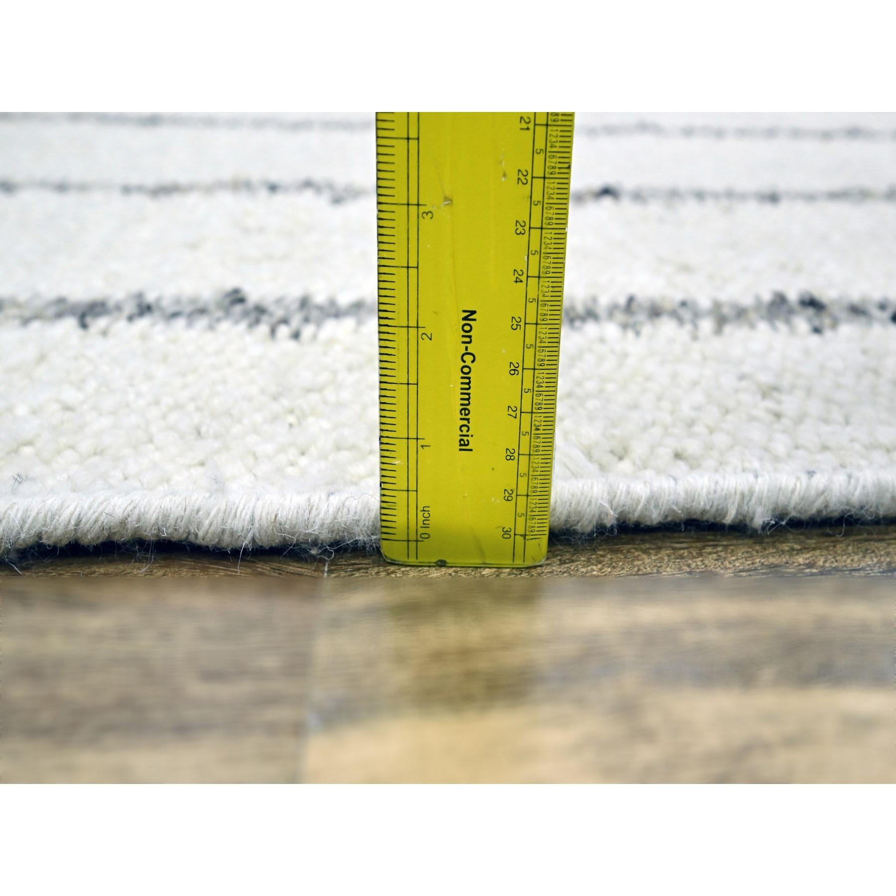 8'x10' Weißer marokkanischer Webteppich Line Design Modern Textured Wool Hand Knotted Rug im Angebot 3