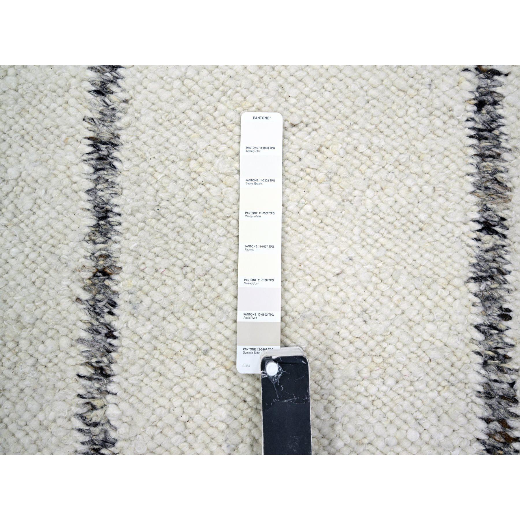 8'x10' Weißer marokkanischer Webteppich Line Design Modern Textured Wool Hand Knotted Rug (Wolle) im Angebot