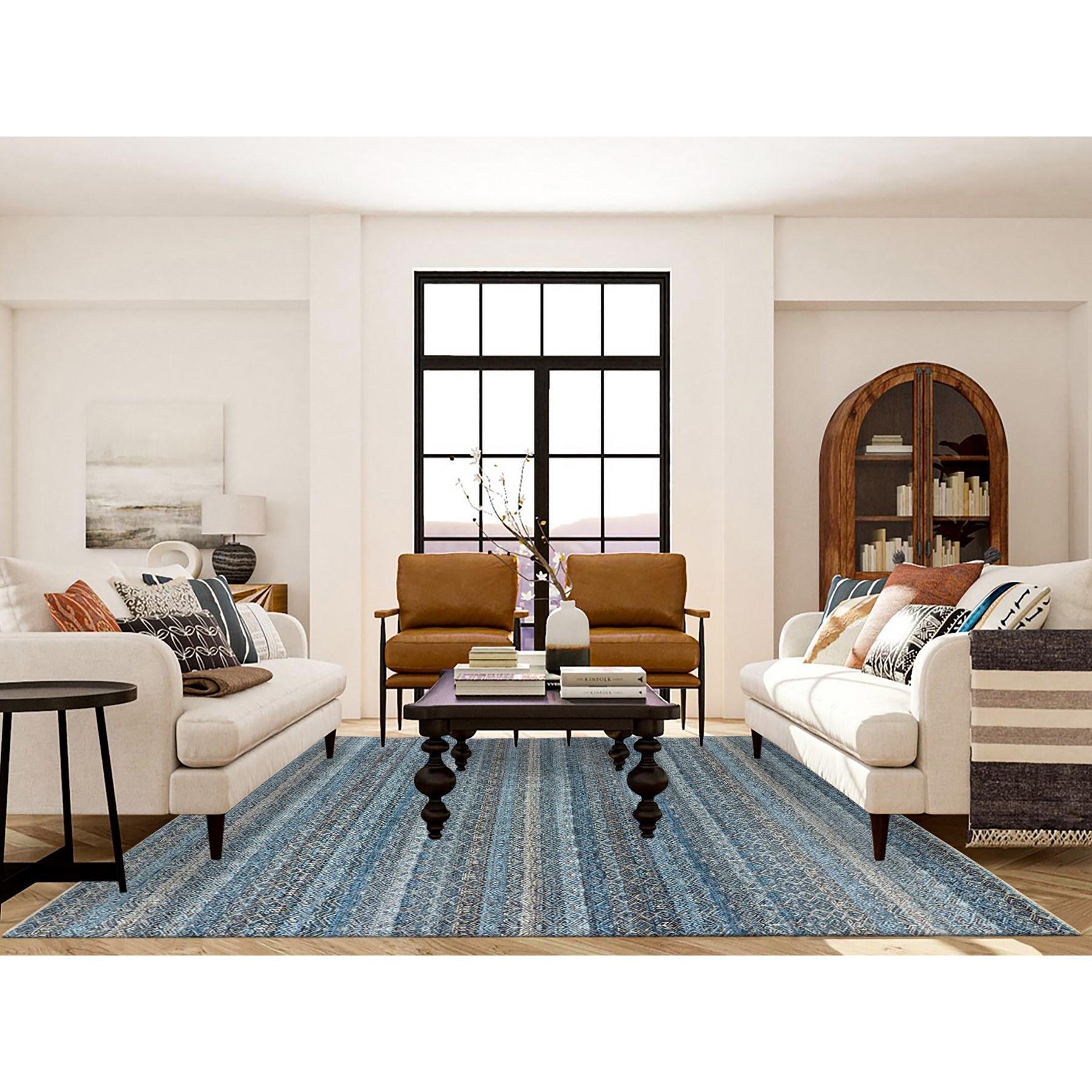 Yale Blau, Kohinoor Herat Kleines Geometrisches Wiederholungsmuster, 100% Plüsch Wolle, Handgeknüpft, Orientteppich
Primäre MATERIALIEN: Wolle
Latex: Kein Flor 
Höhe: 0,25 Zoll
Stil: Transitional
Grundfarbe: Blau
Sekundärfarben: Elfenbein, Schwarz,