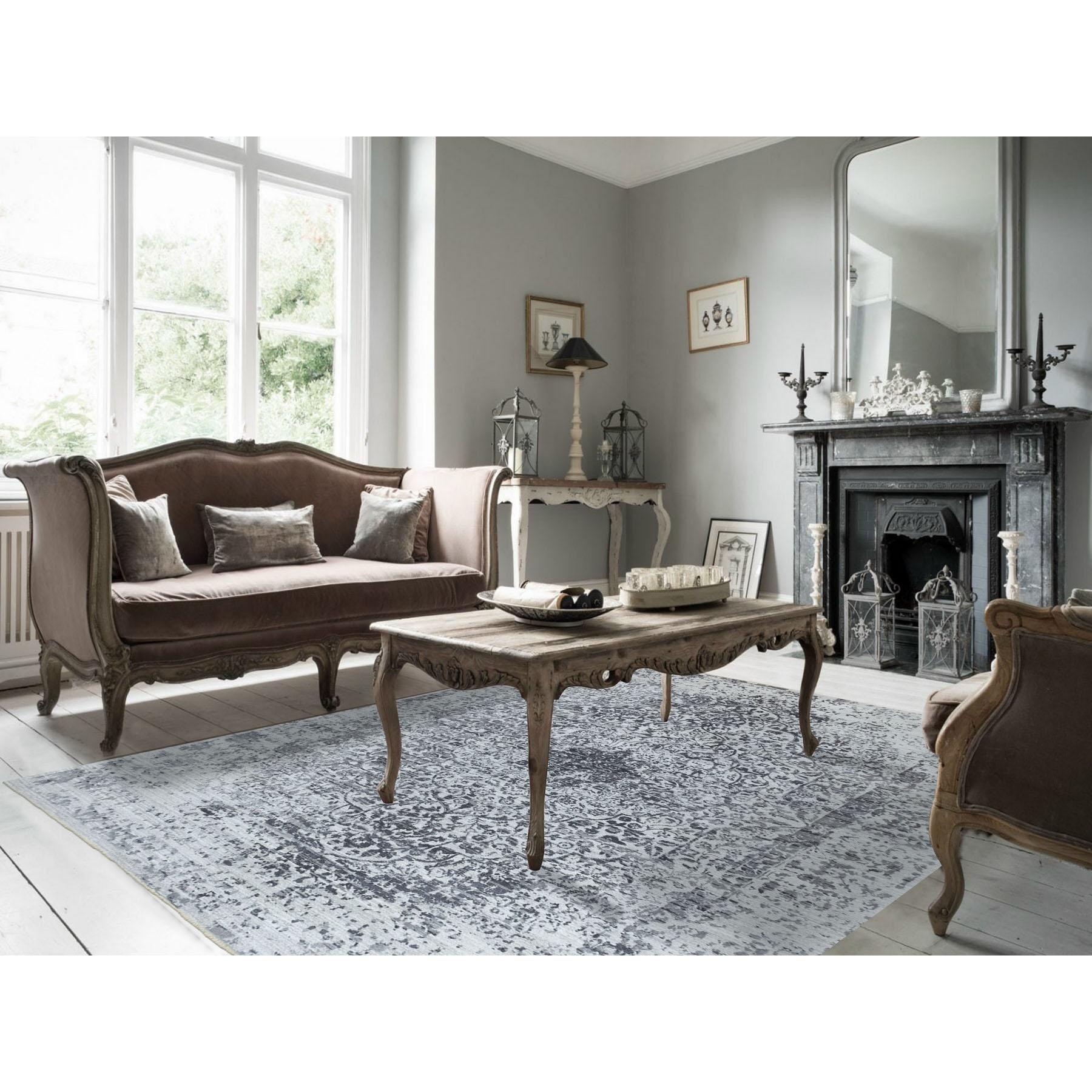 Il s'agit d'un véritable tapis d'Orient en laine et soie pure, noué à la main, de couleur grise, au design persan. Il a été noué pendant des mois et des mois selon des techniques de tissage séculaires par des artisans experts.
Matières premières :