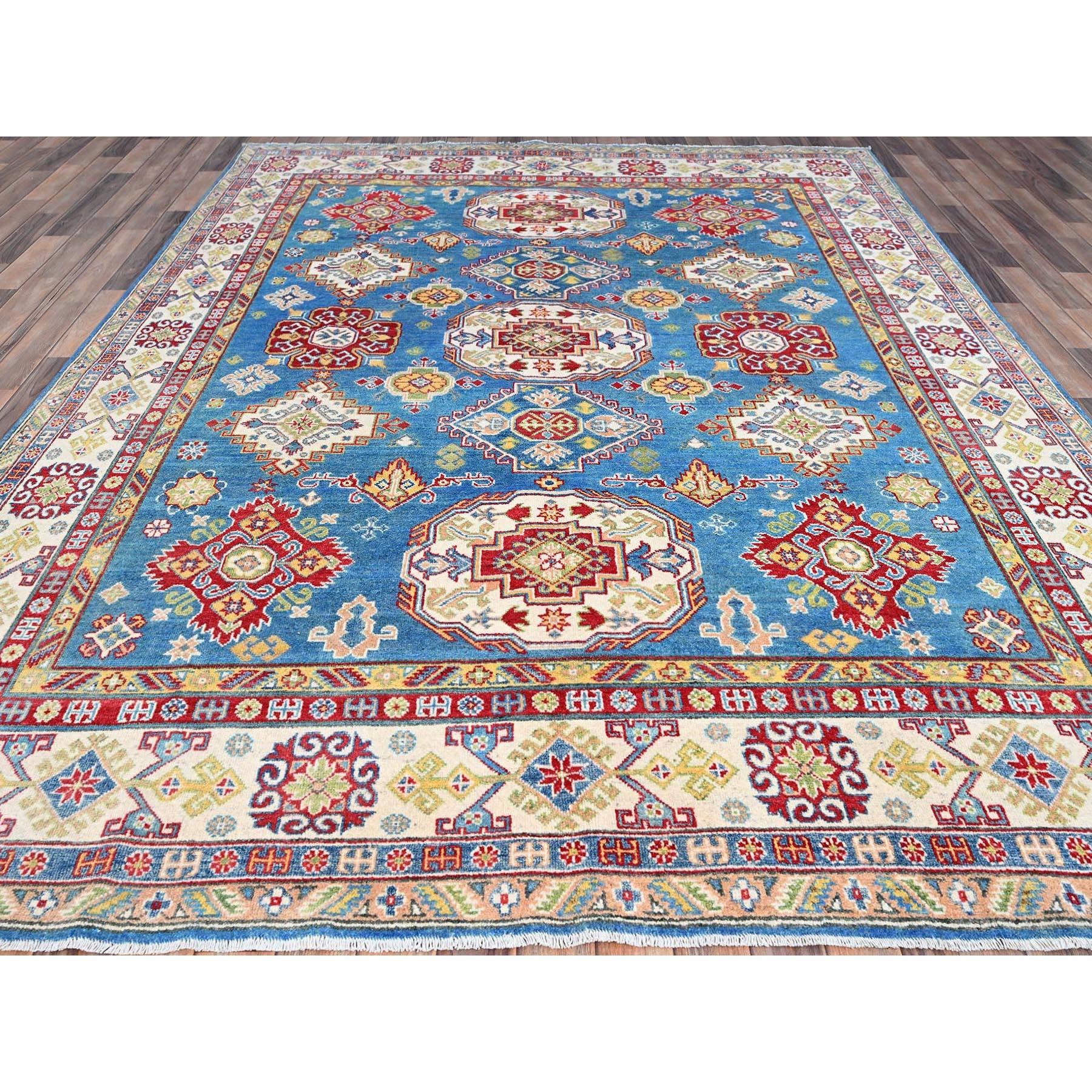 Il s'agit d'un véritable tapis d'Orient Kazak, noué à la main, en pure laine. Il a été noué pendant des mois et des mois selon des techniques de tissage séculaires par des artisans experts.
Matériaux primaires : Bois
Latex : Pas de poils 
hauteur :