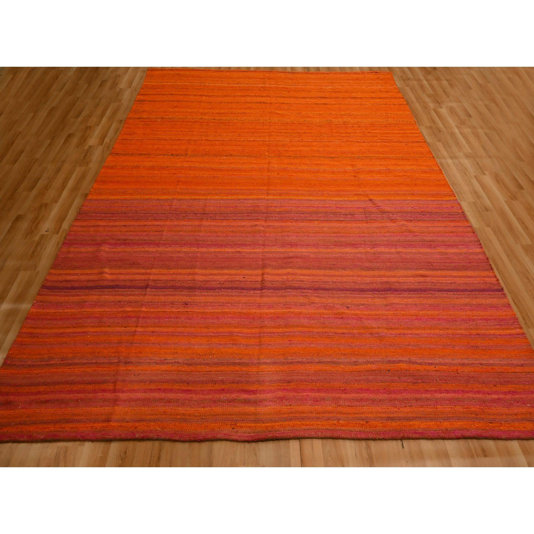 Sonnenuntergangsfarben, einfarbiges Design, Kilim, Wolle und Sari-Seide, handgeknüpft, Orientteppich
Primäre MATERIALIEN: Wolle & Sari-Seide
Latex: Kein Flor 
Höhe: 0,25 Zoll
Stil: AM Contemporary
Grundfarbe: Orange
Sekundärfarben: Keine
Muster: