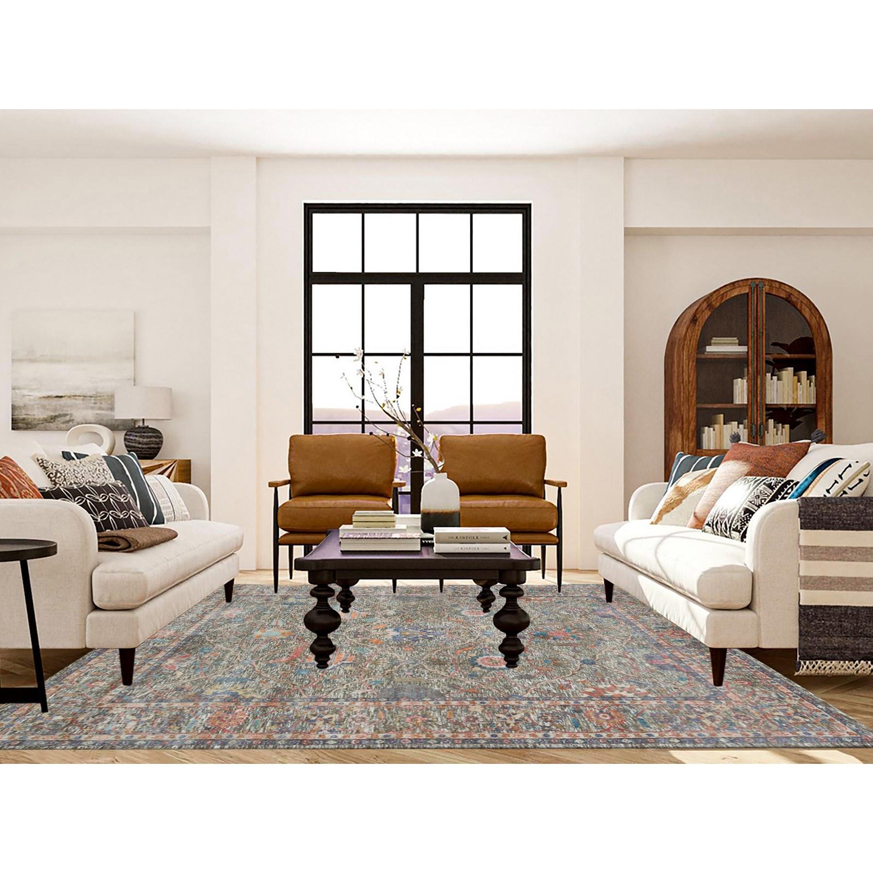 Si tratta di un autentico esemplare unico di tappeto orientale colorato, annodato a mano, con un disegno di foglie e fiori a volute persiane. È stato annodato per mesi e mesi con tecniche di tessitura secolari da artigiani esperti.
Materiali