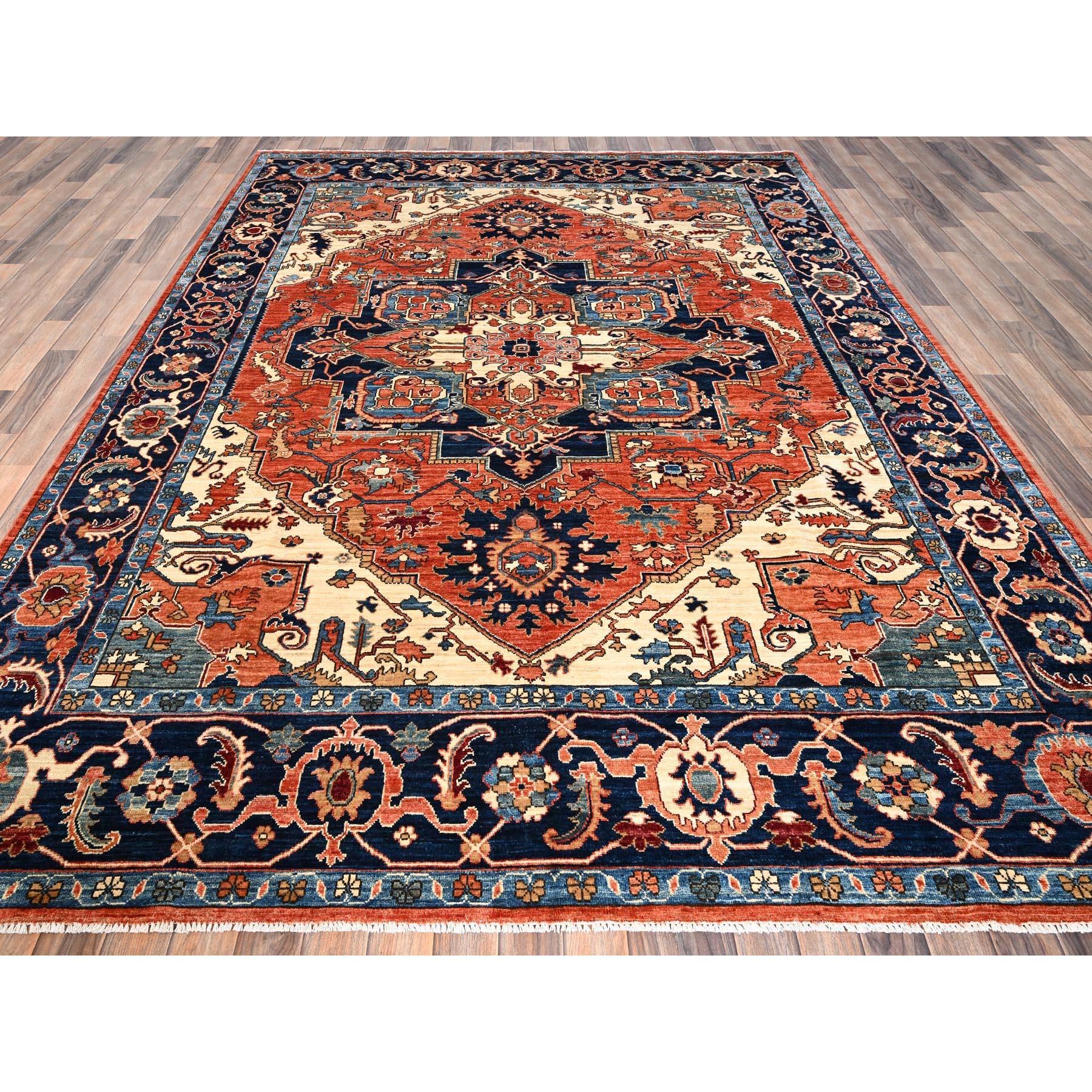 Arancione ruggine, Serapi Heriz con grande disegno a medaglione, Collezione Aryana, Tinture vegetali, Lana di alta montagna, Annodato a mano, Pile morbido, Tessuto fitto, Tappeto orientale
Materiali primari: Lana
Lattice: No Pile 
altezza: 0,25