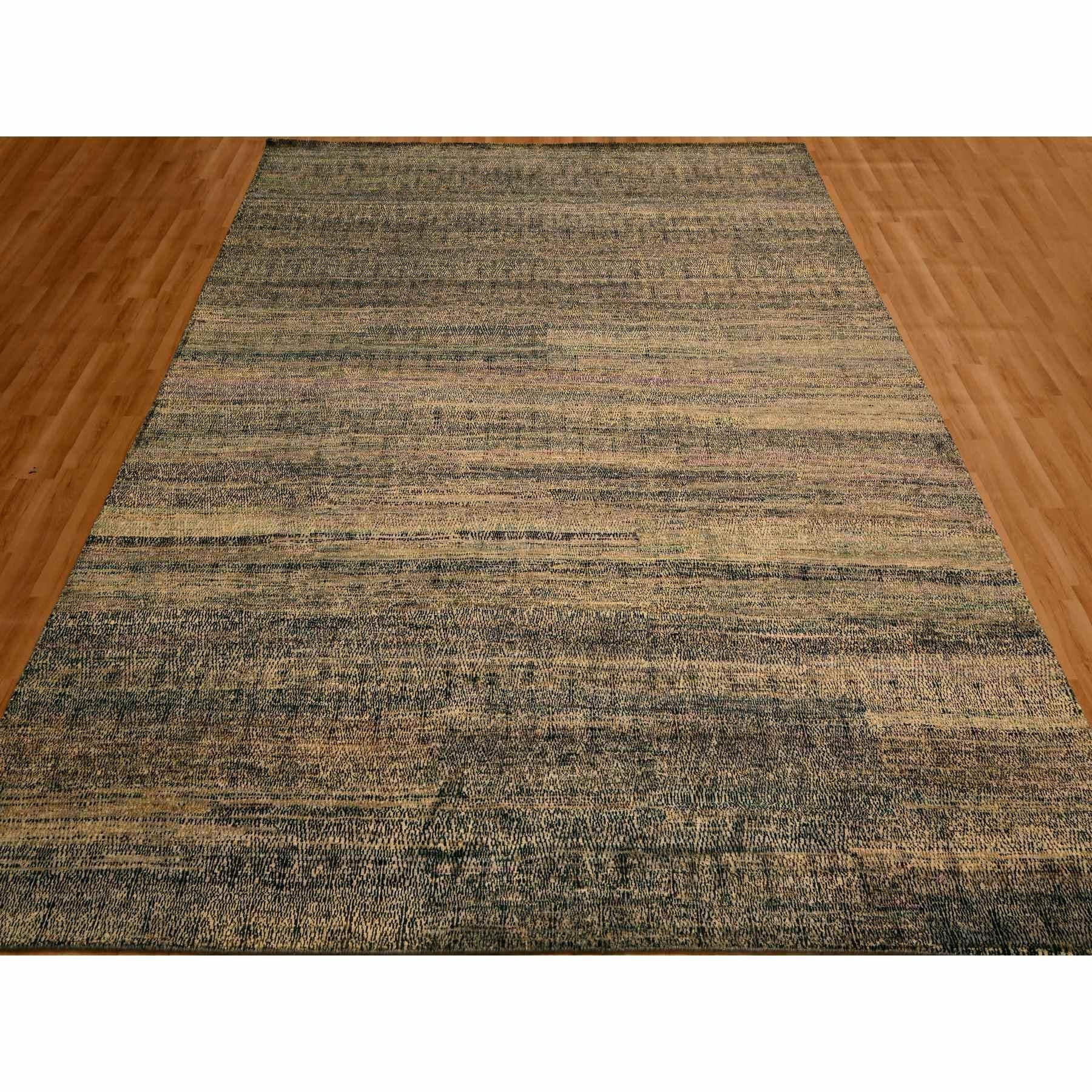 Beaver Brown, Disegno di erba oscurato, Sari Silk, Annodato a mano, Tappeto orientale
Materiali primari: Seta Sari
Lattice: No Pile 
altezza: 0,25 pollici
Stile: Contemporaneo
Colore primario: Marrone
Colori secondari: Nero carbone, Verde
Modello: