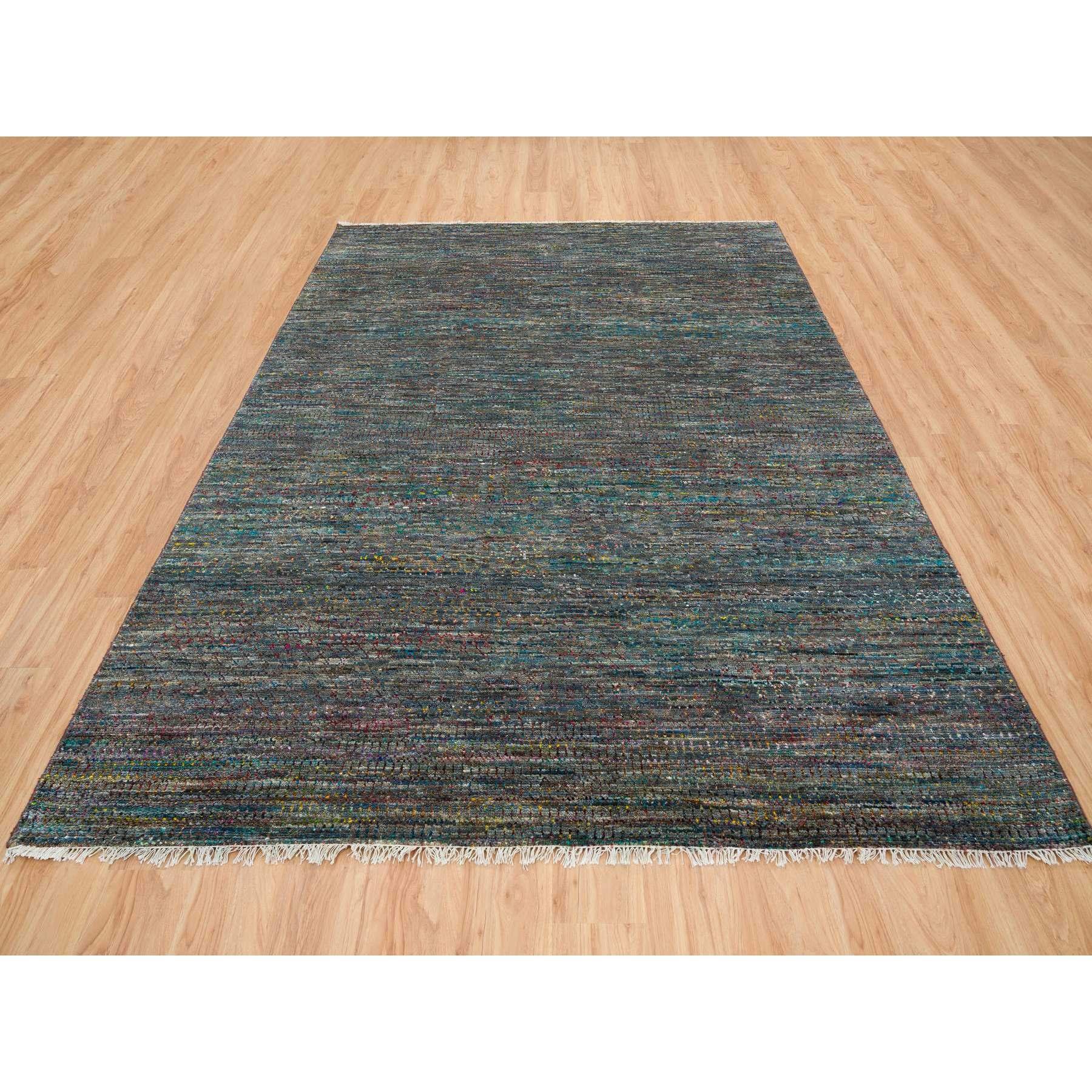 Tappeto orientale colorato e moderno con design a striature, a pelo morbido, in lana e seta Sari, annodato a mano.
Materiali primari: Lana e seta Sari
Lattice: No Pile 
altezza: 0,25 pollici
Stile: Di transizione
Colore primario: Grigio
Colori