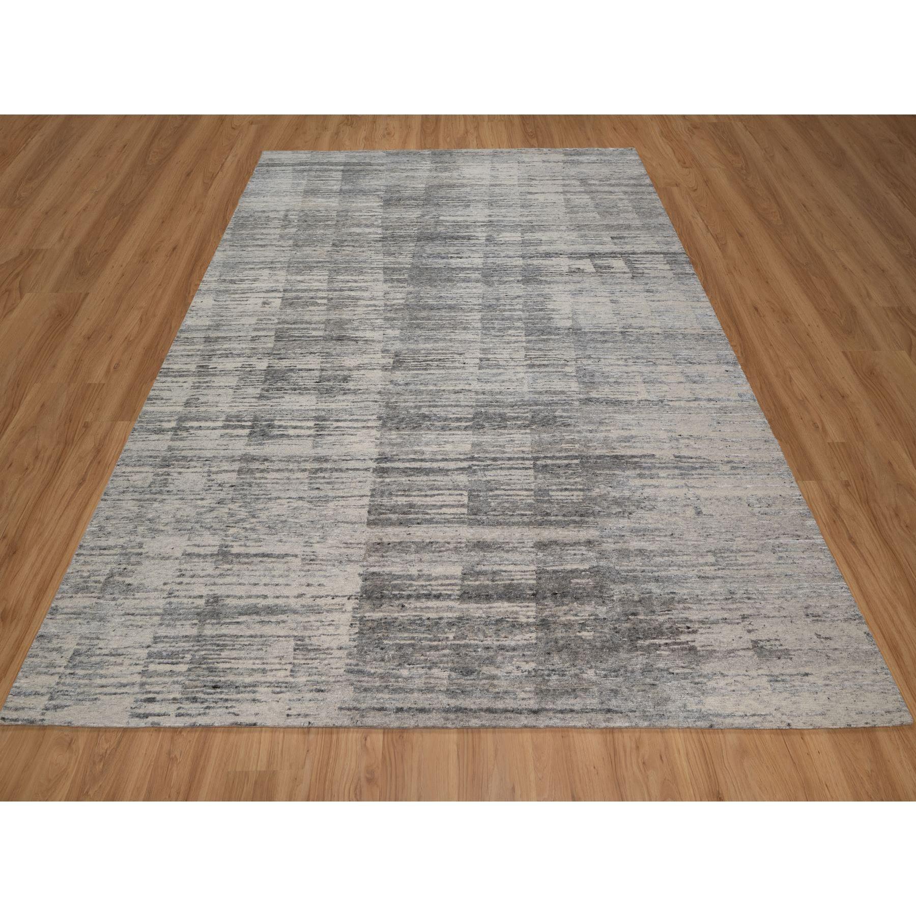 Gris-Ivoire, By Design Modern, noué à la main, laine naturelle non teintée, épais et pelucheux, Tapis d'Orient
Matières premières : Laine
Latex : Pas de poils 
hauteur : 0,25 pouces
Style : Contemporain
Couleur primaire : Gris
Couleurs secondaires :