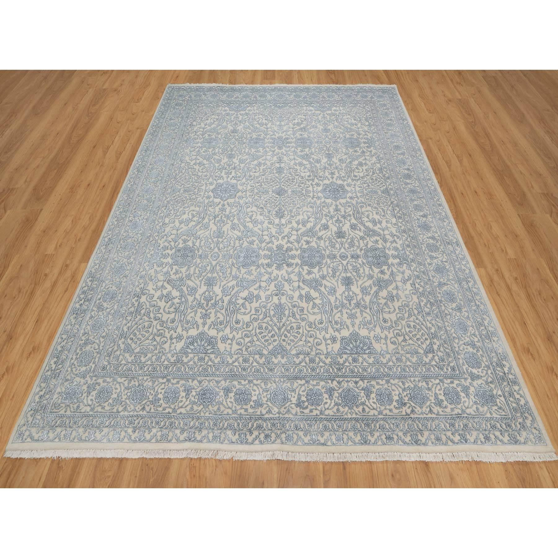 Leinen Weiß, Heller Ton in Ton mit persischem Design, Wolle und Seide auf Pflanzenbasis, Dick und Plüsch, 200 KPSI, Handgeknüpft, Orientteppich
Primäre MATERIALIEN: Wolle & Seide
Latex: Kein Flor 
Höhe: 0,25 Zoll
Stil: Traditionell
Grundfarbe: