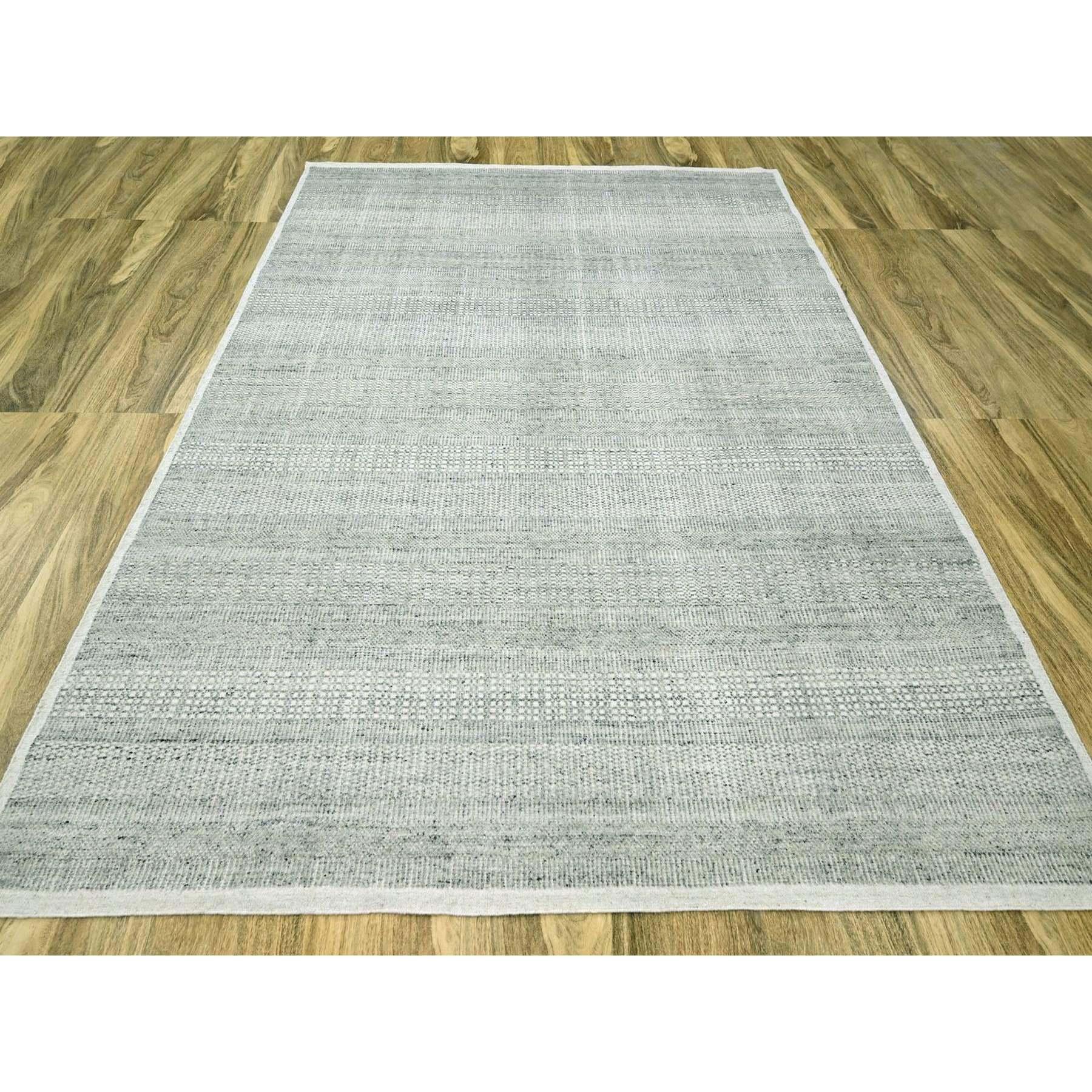 Grigio nebbioso, Tappeto orientale annodato a mano, con disegni di erba ossidata e orditi a vista, in pura lana.
Materiali primari: Lana
Lattice: No Pile 
altezza: 0,25 pollici
Stile: Contemporaneo
Colore primario: Grigio
Colori secondari: Avorio,