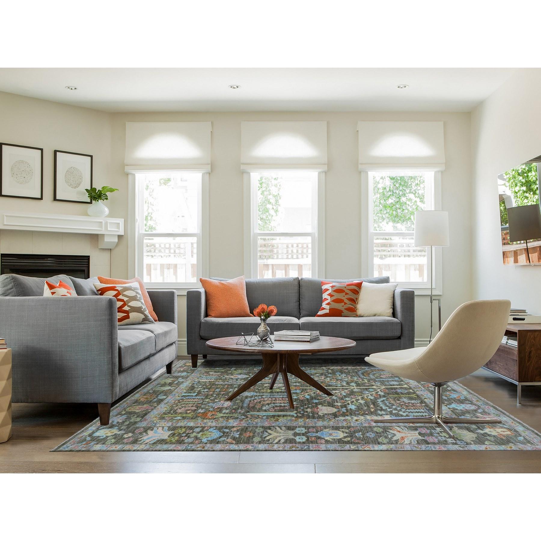 Graubraun, handgeknüpft, 100% Wolle, üppiger Flor, Oushak Webart mit Weiden- und Zypressenmuster, Orientteppich
Primäre MATERIALIEN: Wolle
Latex: Kein Flor 
Höhe: 0,25 Zoll
Stil: Transitional
Grundfarbe: Braun
Sekundäre Farben: Rot, Blau, Orange,