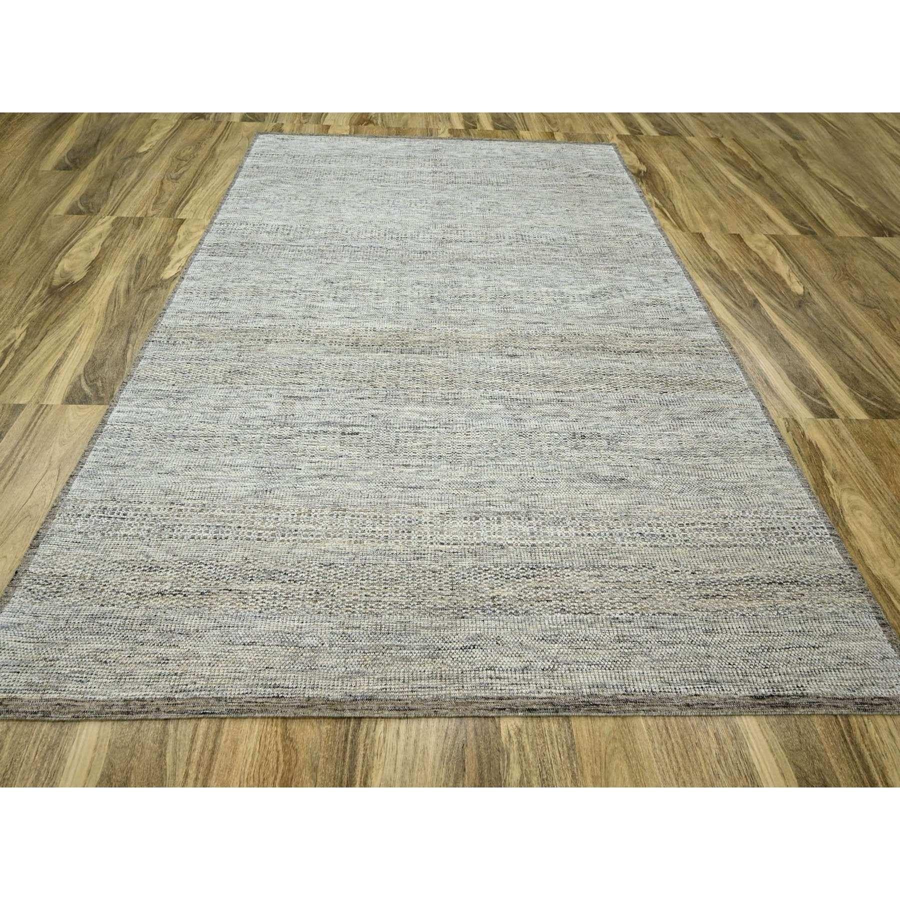 Kaffeebraun, Organische Wolle, Handgeknüpft, Oxidiertes & abgenutztes Gras-Design mit freiliegenden Kettfäden, Orientteppich
Primäre MATERIALIEN: Wolle
Latex: Kein Flor 
Höhe: 0,25 Zoll
Stil: AM Contemporary
Grundfarbe: Braun
Sekundäre Farben: