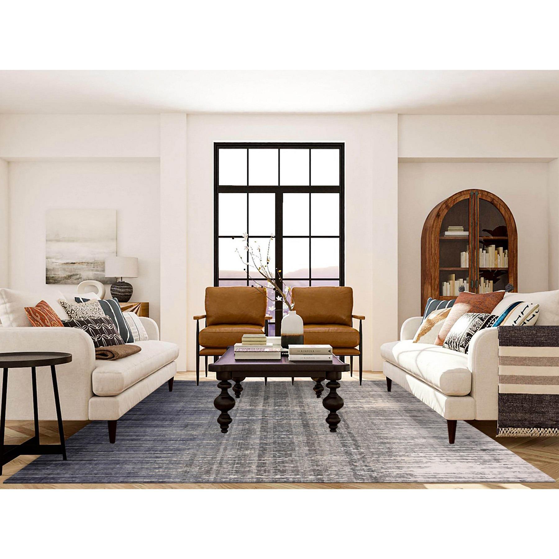 Si tratta di un autentico esemplare unico di Tappeto orientale in pura lana intrecciata a mano dal design moderno, grigio e nero, Ombre. È stato annodato per mesi e mesi con tecniche di tessitura secolari da esperti artigiani.
Materiali primari: