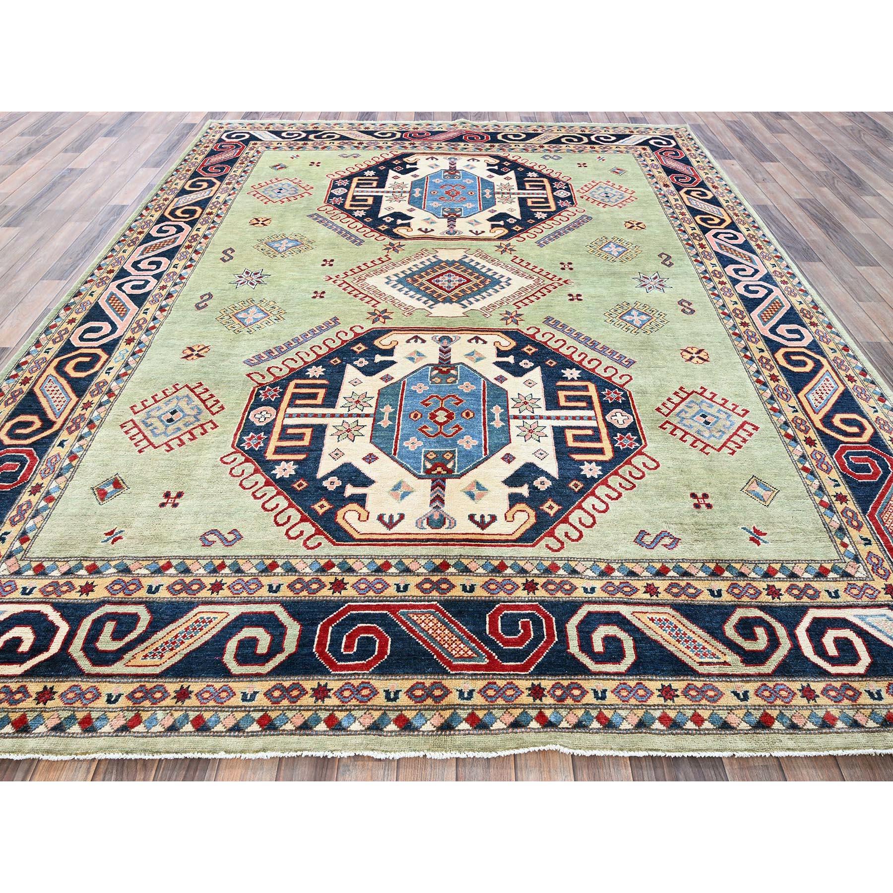 Laurel Green, Afghan Special Kazak with Geometric Medallions Design, Hand Knotted, Densely Woven, 100% Wool, Vegetable Dyes, Oriental Rug
Matières premières : Laine
Latex : Pas de poils 
hauteur : 0,25 pouces
Style : Traditionnel
Couleur primaire :
