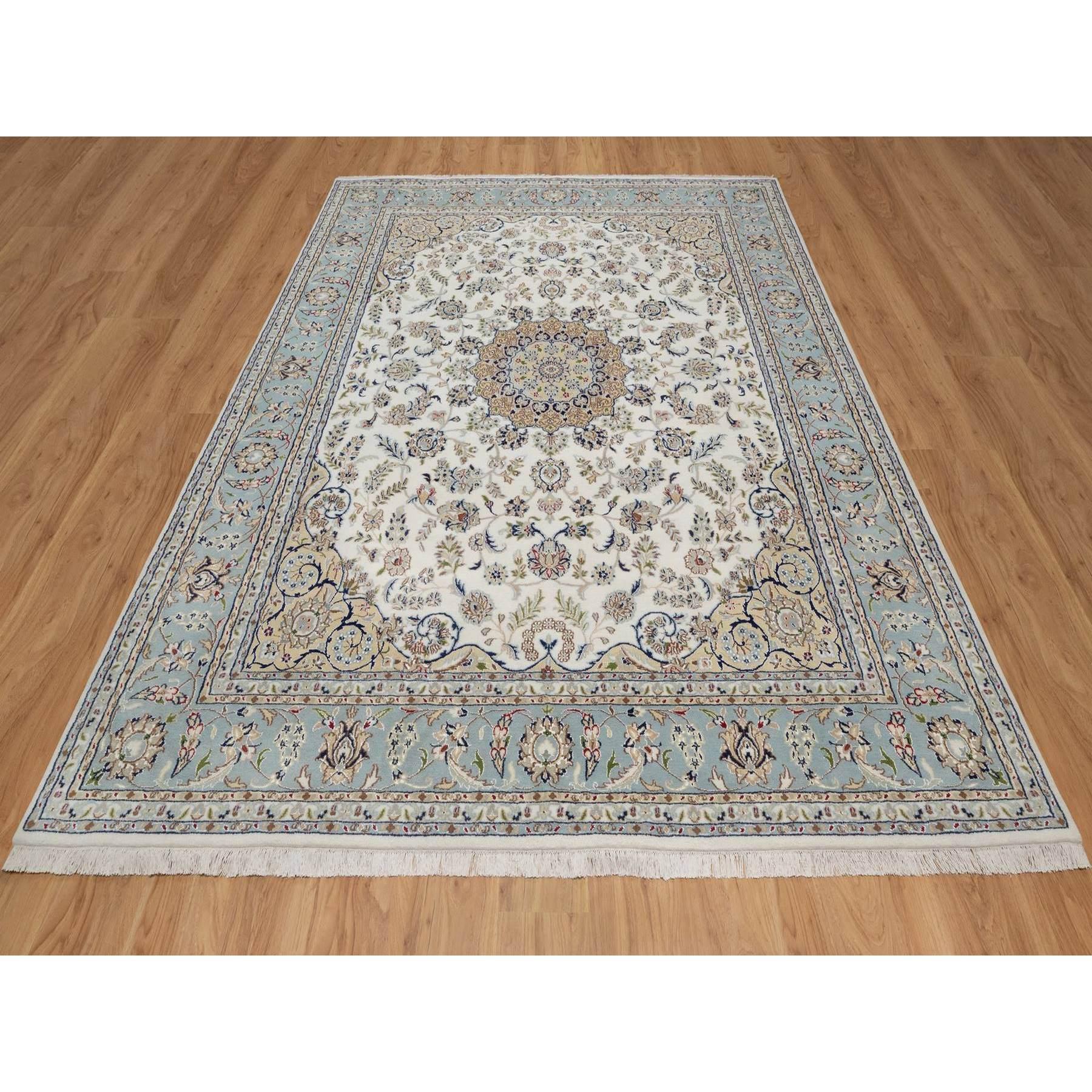 Blanco Encaje, Nain con Diseño Medallón de Flores, Lana y Seda, 250 KPSI, Pelo Suave, Anudada a Mano, Alfombra Oriental
Materiales primarios: Lana y seda
Látex: Sin pelo 
altura: 0,25 Pulgadas
Estilo: Tradicional
Color principal: Marfil
Colores