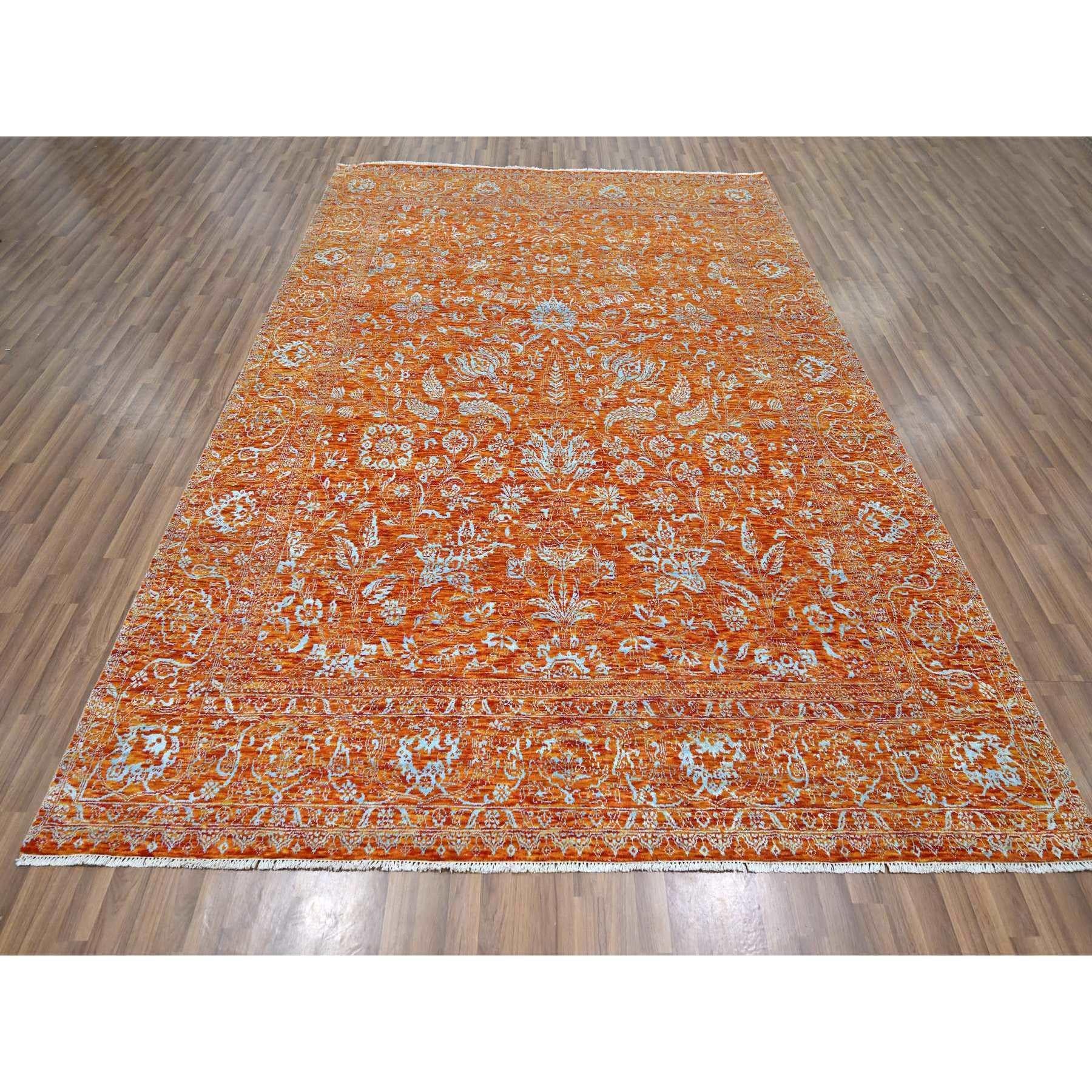 Gebranntes Orange, Persischer Einfluss Meditation Design, Wolle & Seide, Ton in Ton, Handgeknüpft, Orientteppich
Primäre MATERIALIEN: Wolle & Seide
Latex: Kein Flor 
Höhe: 0,25 Zoll
Stil: Transitional
Grundfarbe: Orange
Sekundäre Farben: