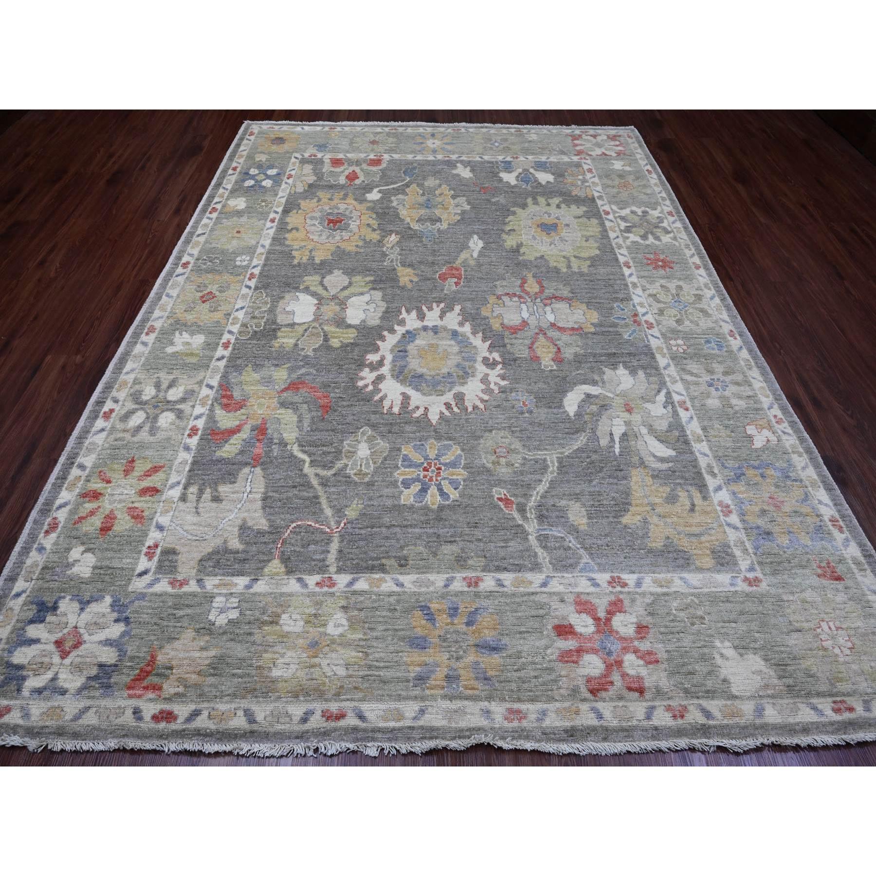 Dim Gray, Tappeto afgano di angora Oushak con design floreale, tinture naturali, pura lana, annodato a mano, Tappeto orientale
Materiali primari: Lana 
Lattice: No Pile 
altezza: 0,25 pollici
Stile: Di transizione
Colore primario: Grigio
Colori