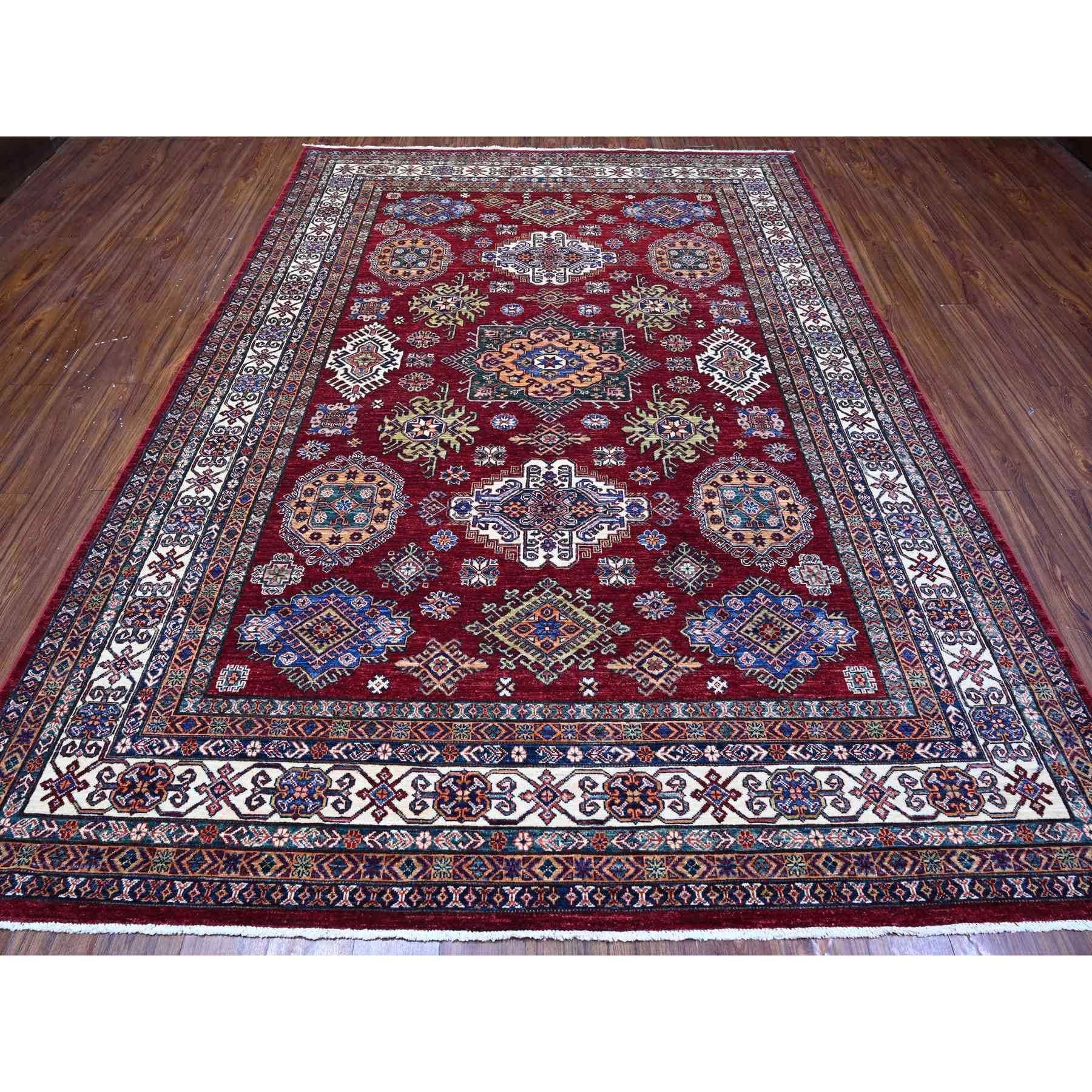 Il s'agit d'un véritable tapis d'Orient Afghan Super Kazak, noué à la main, en pure laine. Il a été noué pendant des mois et des mois selon des techniques de tissage séculaires par des artisans experts.
Matières premières : Laine
Latex : Pas de