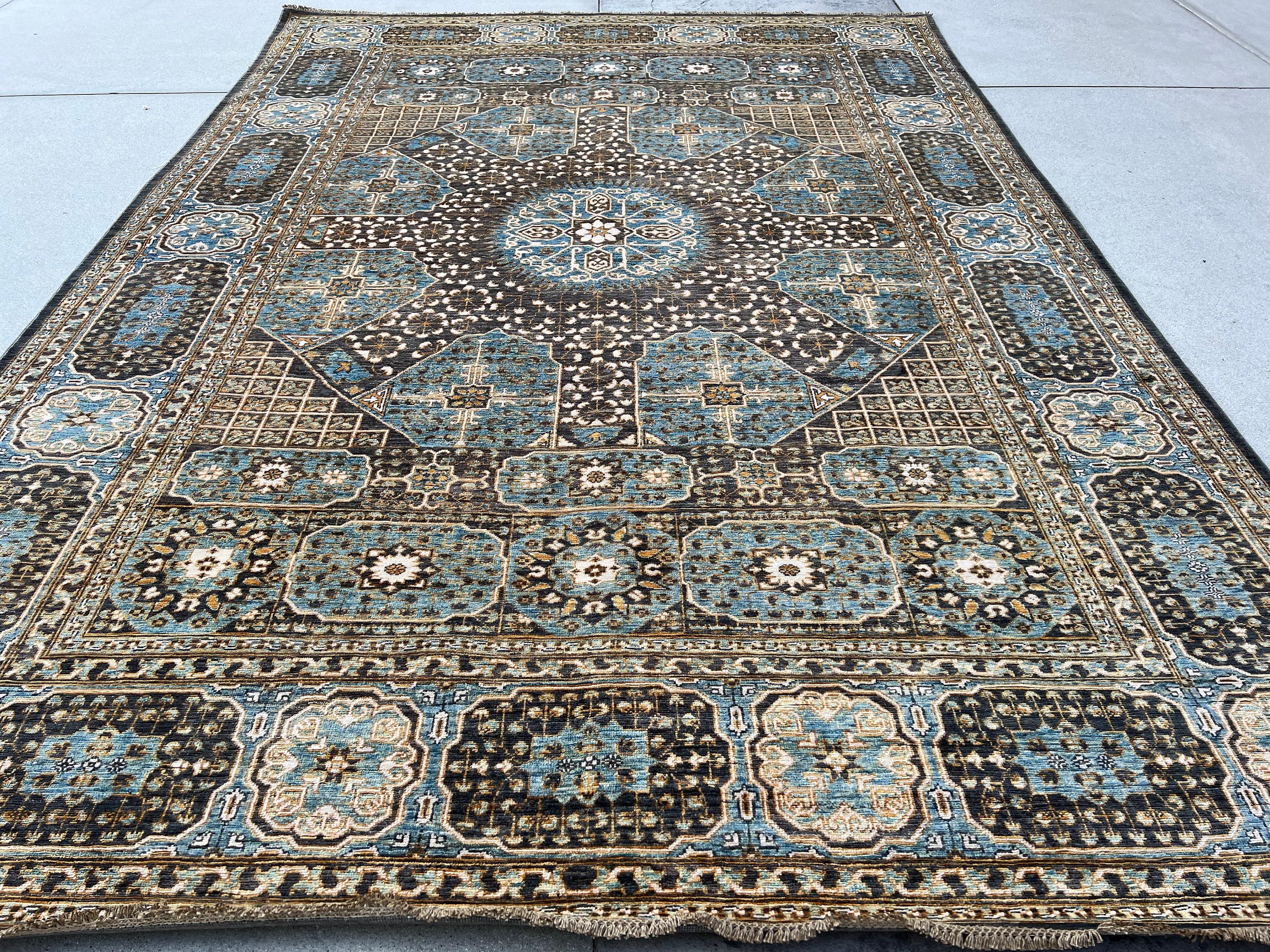 Ce tapis a été fabriqué avec 100% de laine Ghazni de première qualité, d'origine afghane, avec une base en coton. Les riches couleurs sont trempées dans des teintures naturelles pour créer une finition héritière qui ne déteint pas et qui est