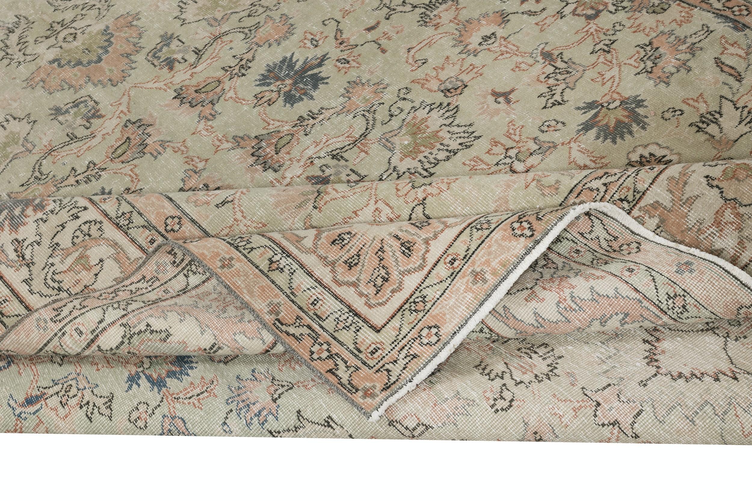 8x11 Ft Handgeknüpfter türkischer Teppich mit Blumenmuster und weichem grünem Feld (Land) im Angebot