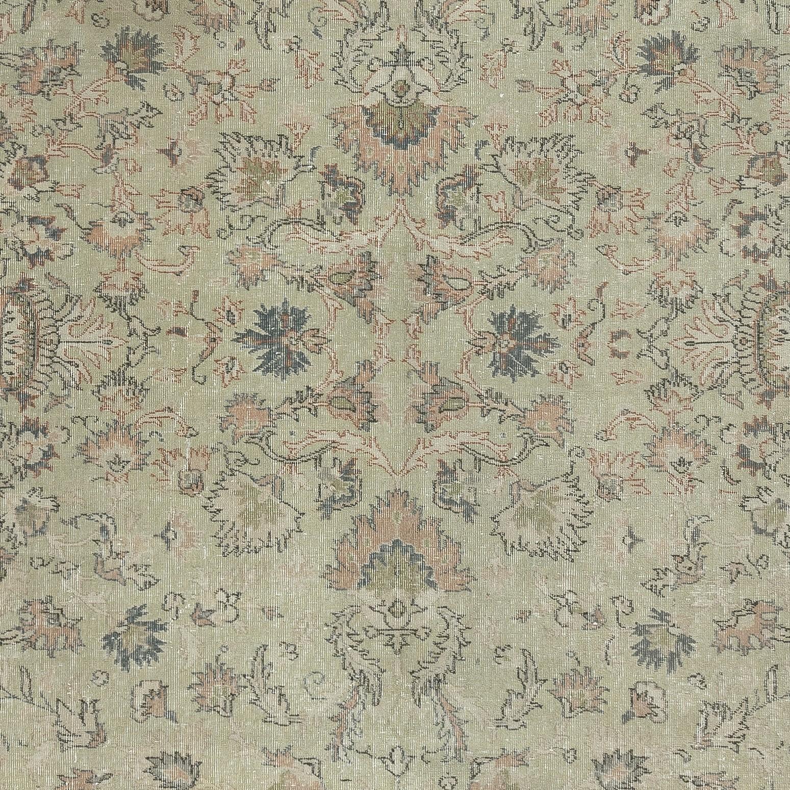 8x11 Ft Handgeknüpfter türkischer Teppich mit Blumenmuster und weichem grünem Feld im Zustand „Gut“ im Angebot in Spring Valley, NY