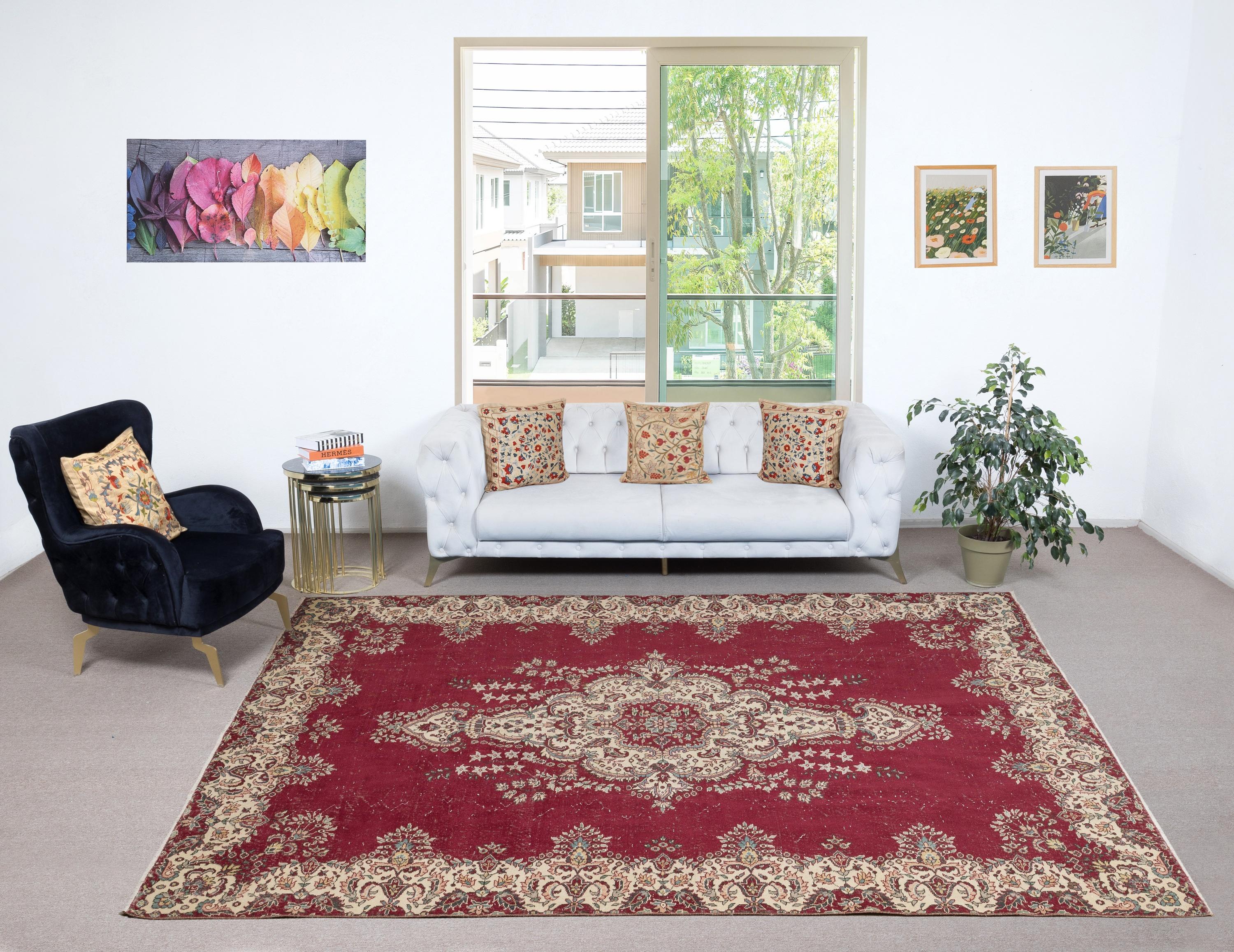 Verleihen Sie Ihrem Zuhause die zeitlose Schönheit dieses traditionellen, handgefertigten türkischen Teppichs im Vintage-Stil. Er ist ein handgeknüpftes Meisterwerk aus einer luxuriösen Mischung aus Wolle und Baumwolle. Dieser Teppich wird von