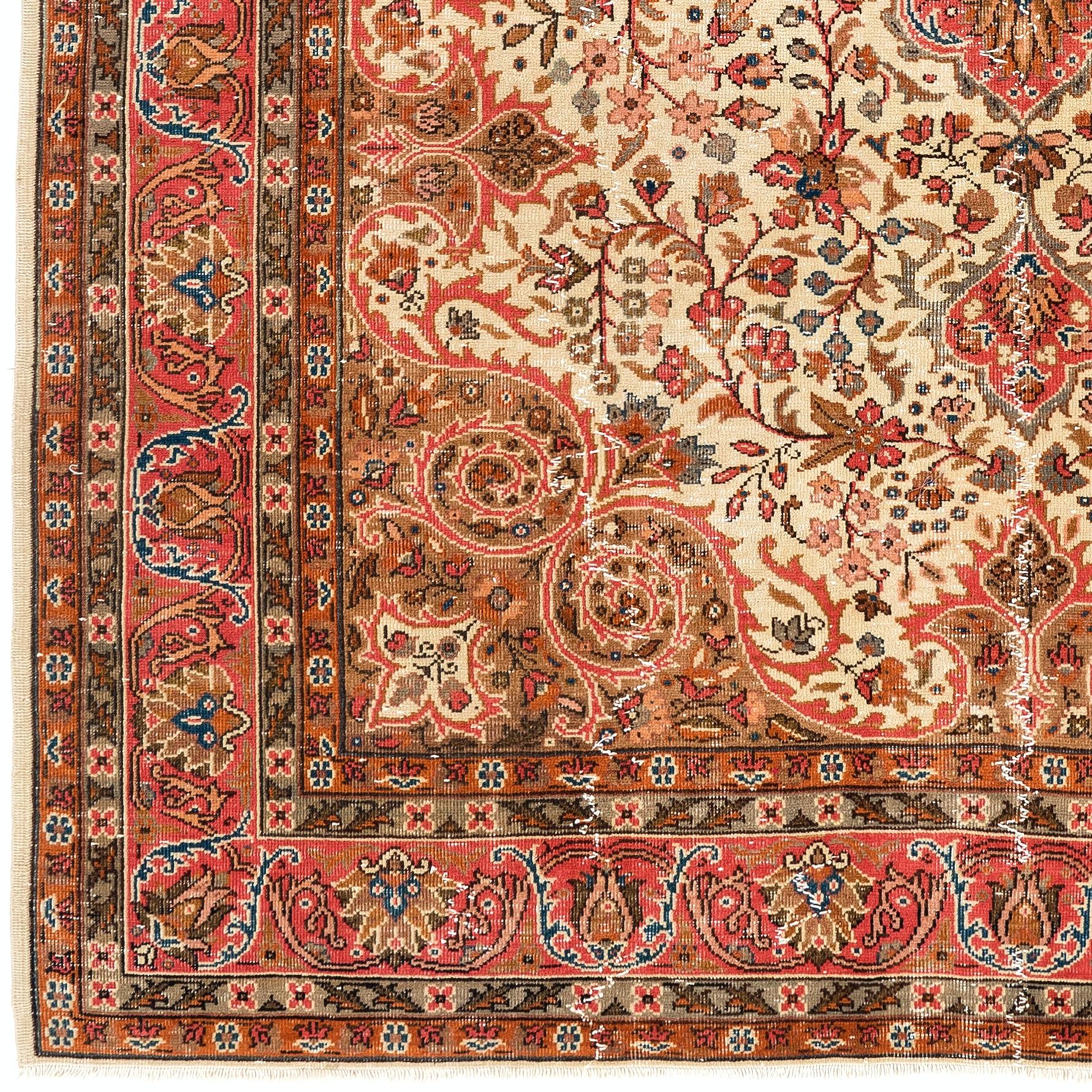Alfombra vintage de Anatolia Central finamente anudada a mano con un diseño clásico de jardín con flores, enjutas, flores, hojas y ramas. Tamaño: 8 x 11 pies
Pelo de lana sobre una base de algodón fuerte y tupido, en muy buen estado.
Ha sido lavada