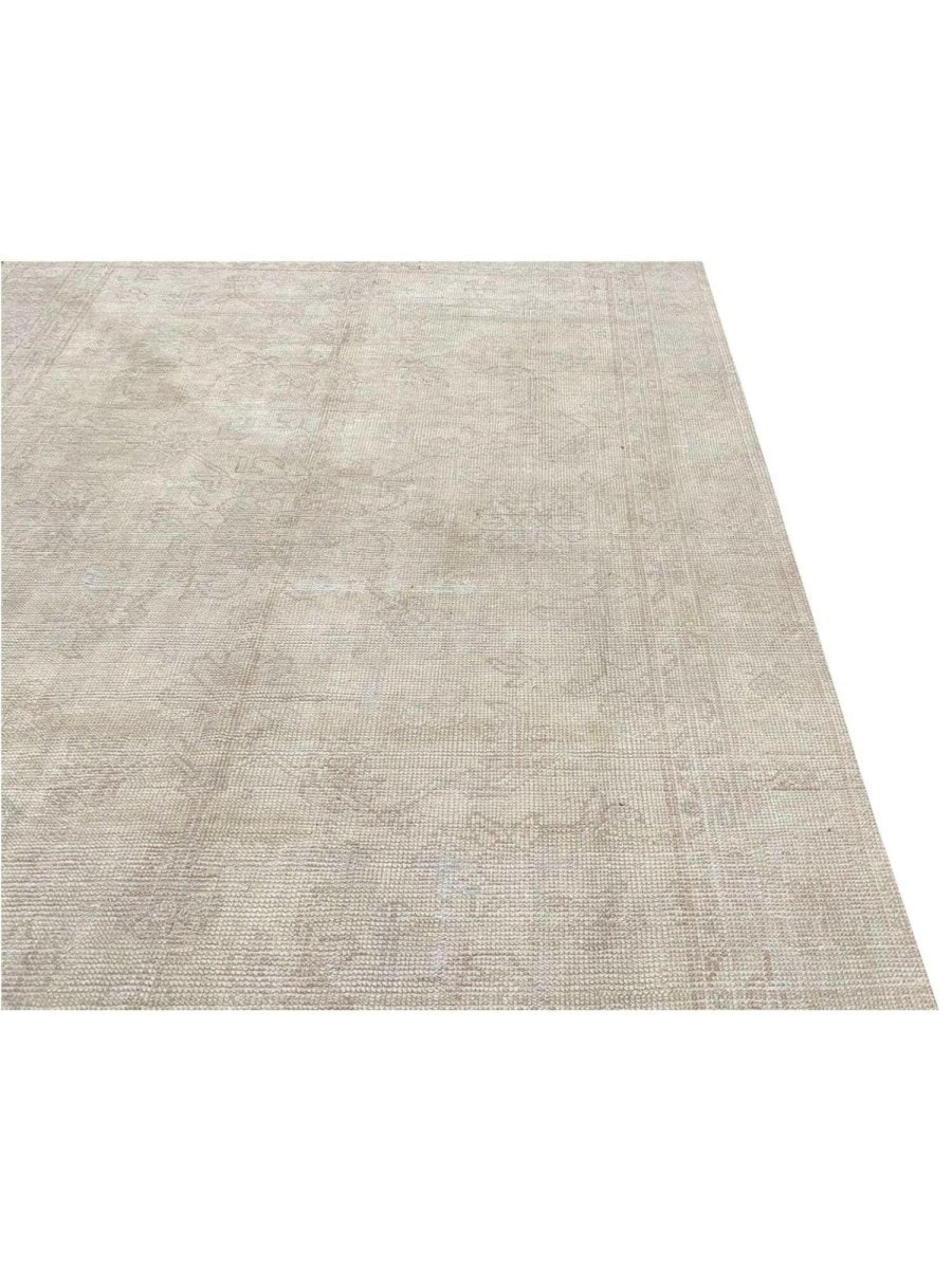 L'élégance intemporelle de ce tapis Oushak turc antique 8x11 rehausse votre décoration intérieure. Noué à la main en Turquie selon des techniques traditionnelles, ce tapis exquis présente un motif géométrique estompé qui reflète le riche héritage du