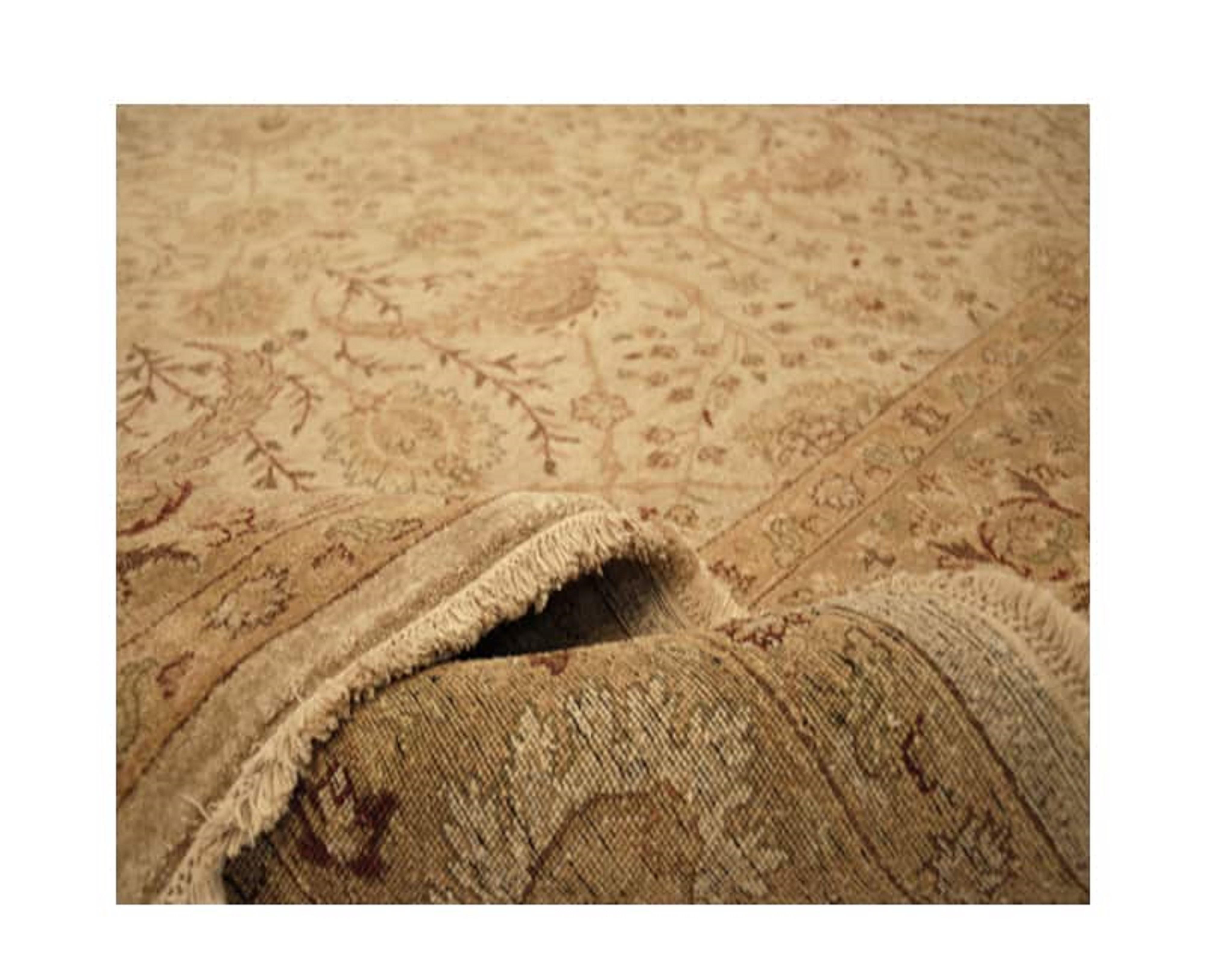 Traditional Handwoven Indian Agra Rug  (Indisch) im Angebot