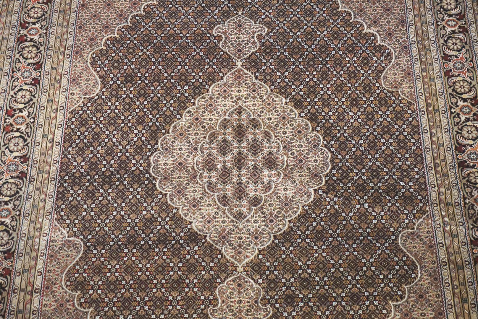 Tabriz-Teppich aus Wolle und Seide (Indisch) im Angebot