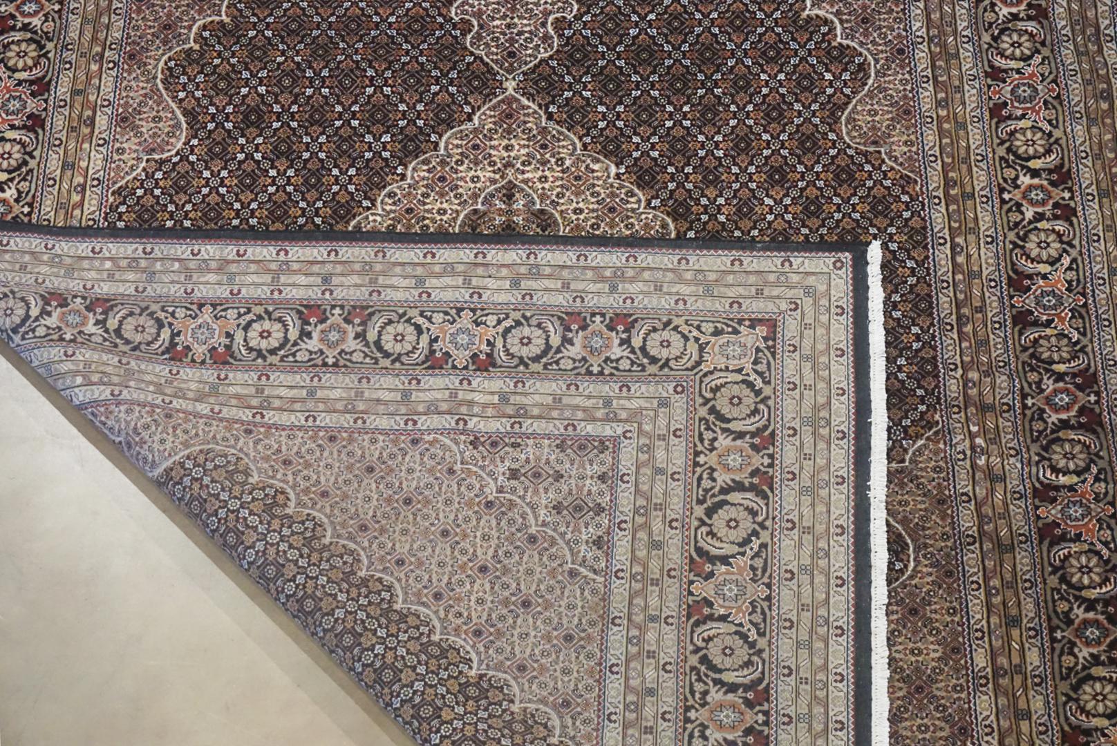 Tabriz-Teppich aus Wolle und Seide (21. Jahrhundert und zeitgenössisch) im Angebot