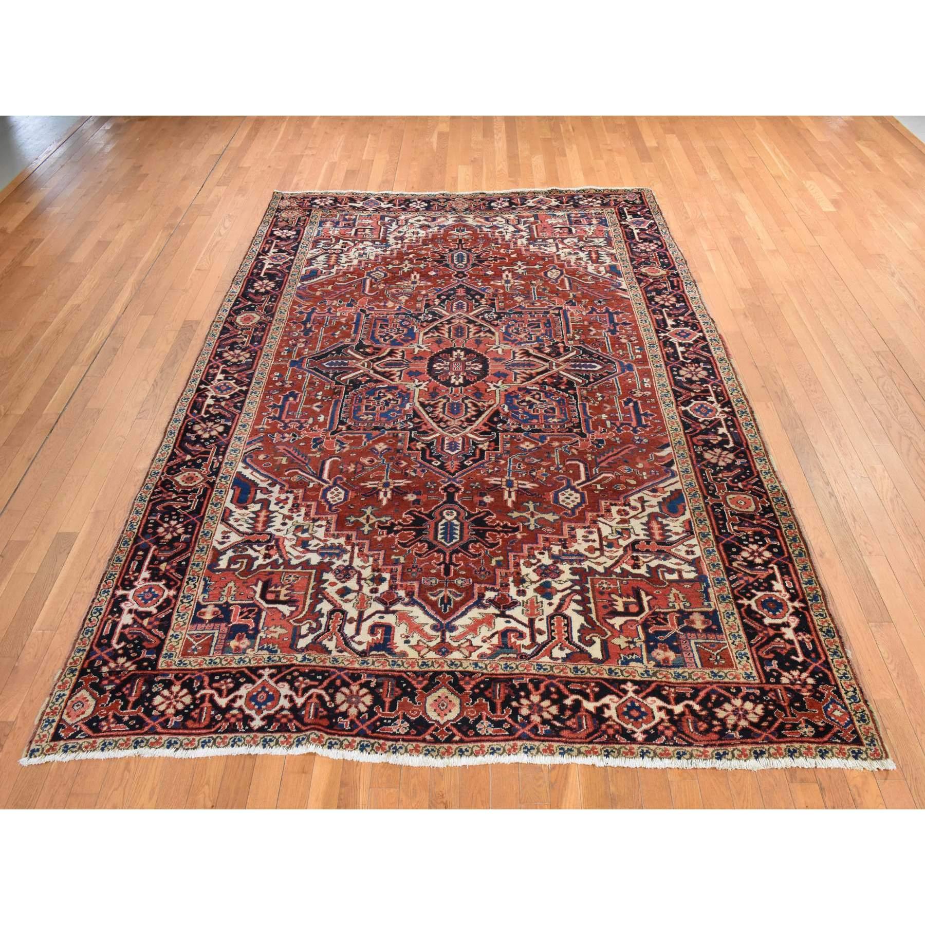 Crimson Red, Antique Persian Heriz, Good Condition, Clean, Full Pile, Classic Geometric Medallion Design, 100% Wool, Hand Knotted, Oriental Rug
Matières premières : Laine
Latex : Pas de poils 
hauteur : 0,25 pouces
Style : Traditionnel
Couleur