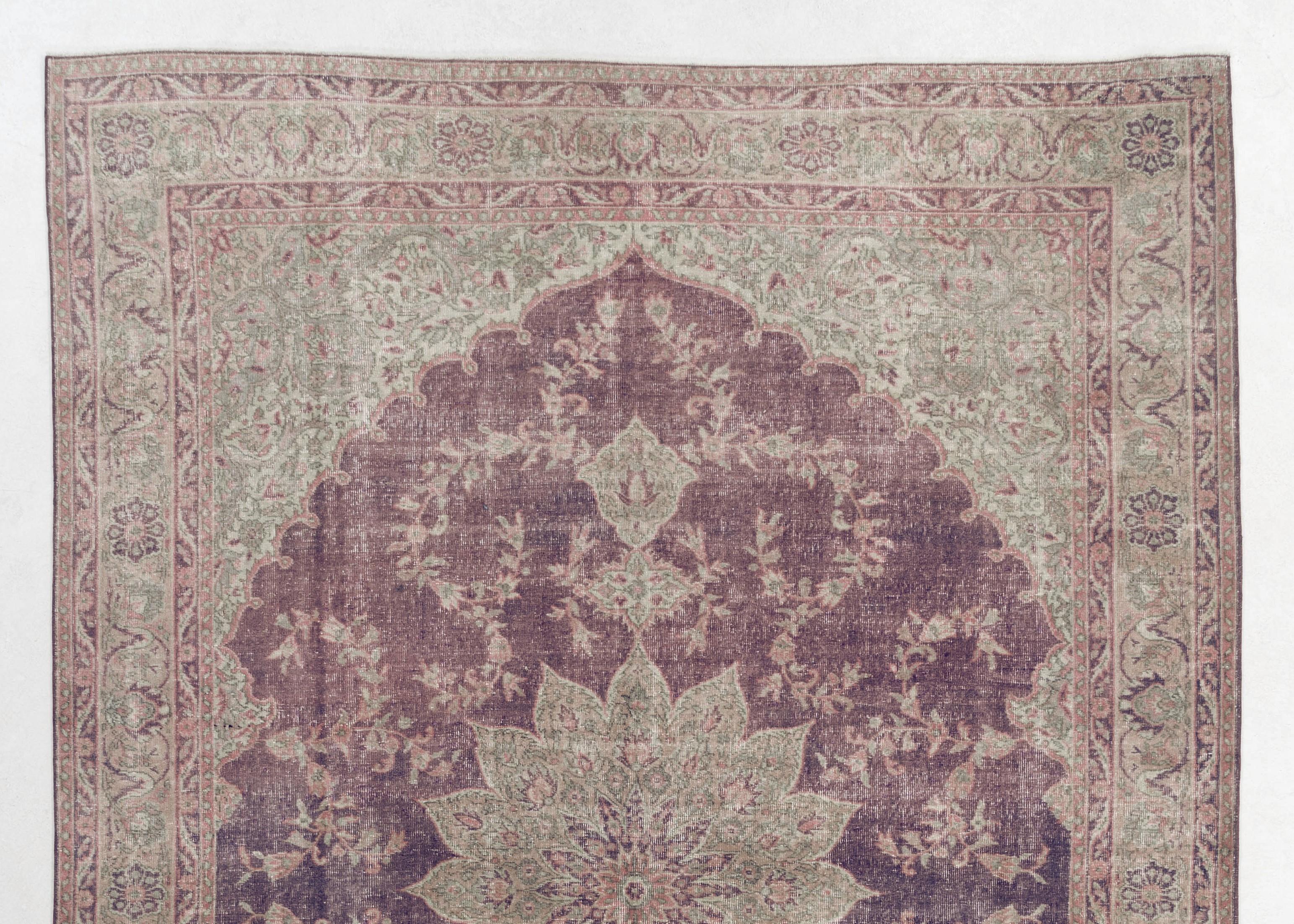 Ce tapis turc vintage des années 1960, finement noué à la main, présente un motif de médaillon européen très populaire. Mesures : 8x11.3 ft.
Le tapis a des poils de laine uniformément bas sur une base en coton. Il est lourd et repose à plat sur le