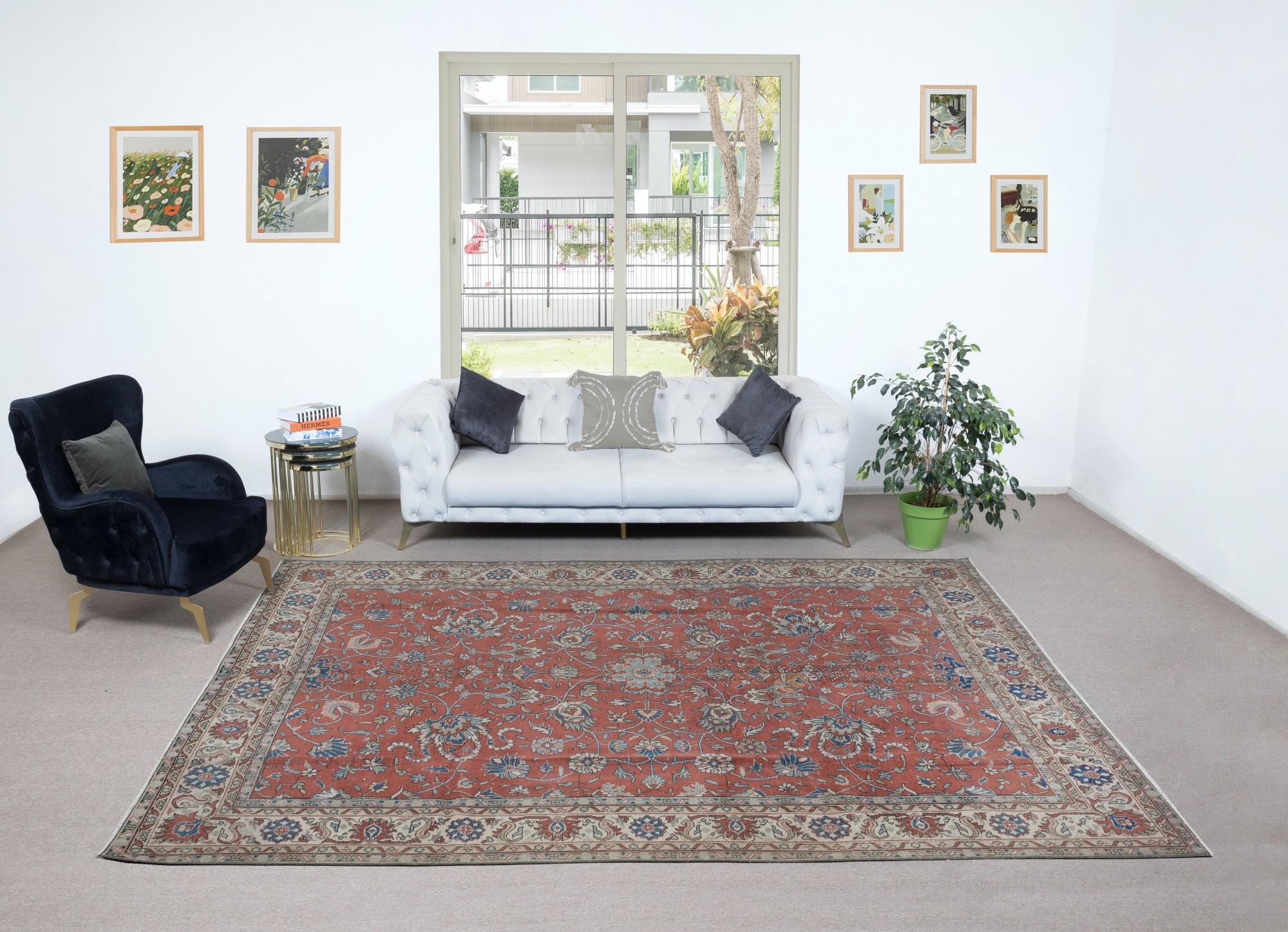 Ein feiner handgeknüpfter türkischer Teppich aus den 1960er Jahren. Der Teppich hat einen gleichmäßigen, niedrigen Wollflor auf Baumwollbasis. Es ist schwer und liegt flach auf dem Boden, in sehr gutem Zustand ohne Probleme. Er wurde professionell